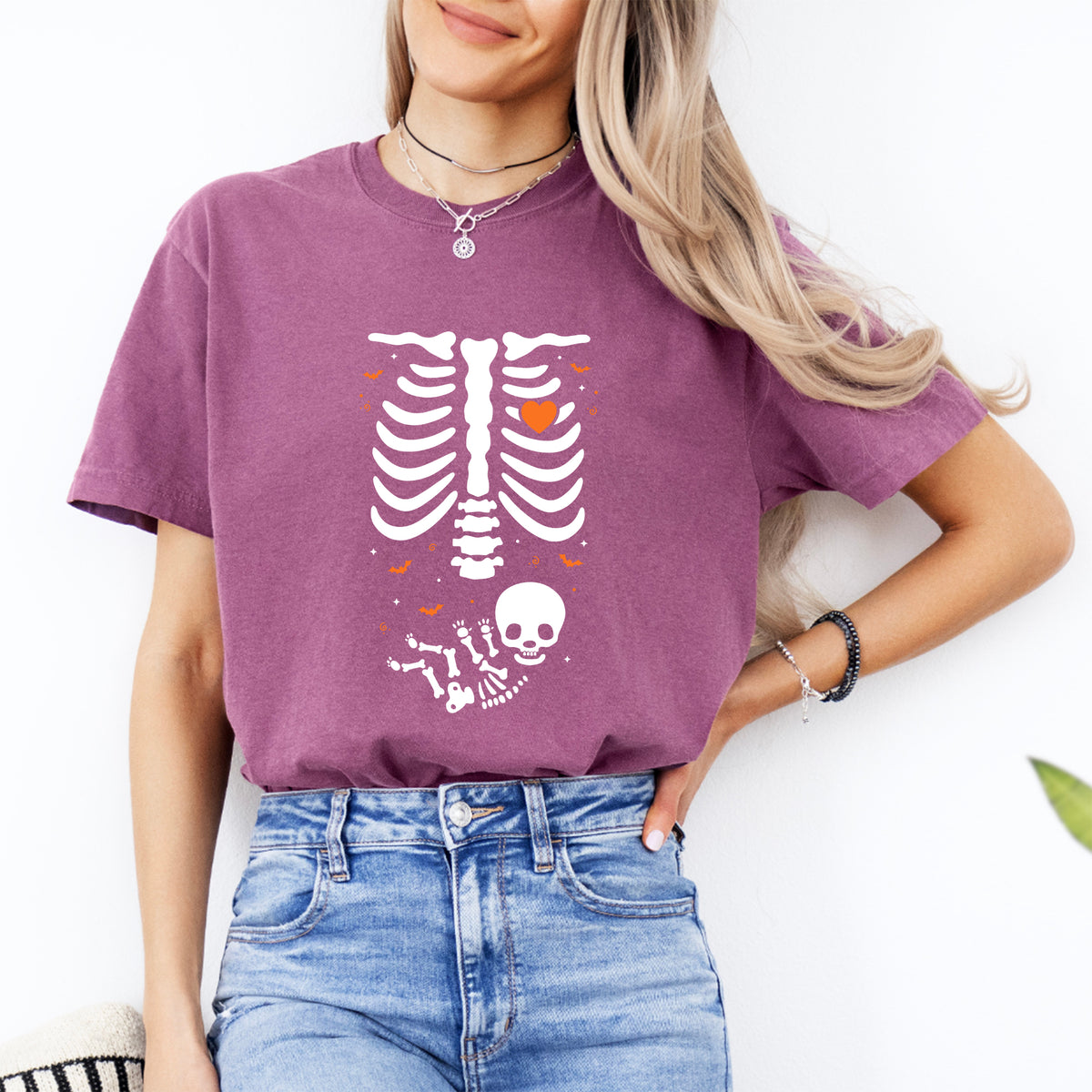 T-shirt graphique de maternité d’Halloween avec radiographie d’un bébé squelette effrayant