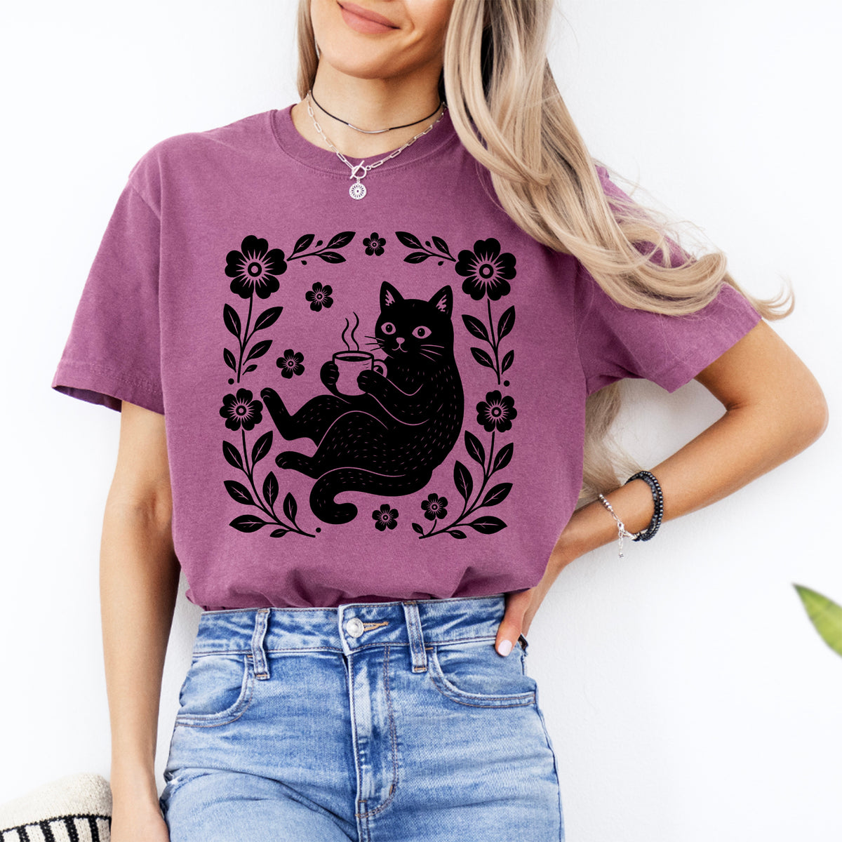 Top gráfico de arte popular cottagecore – Marco floral con \"gato bohemio tomando café\"