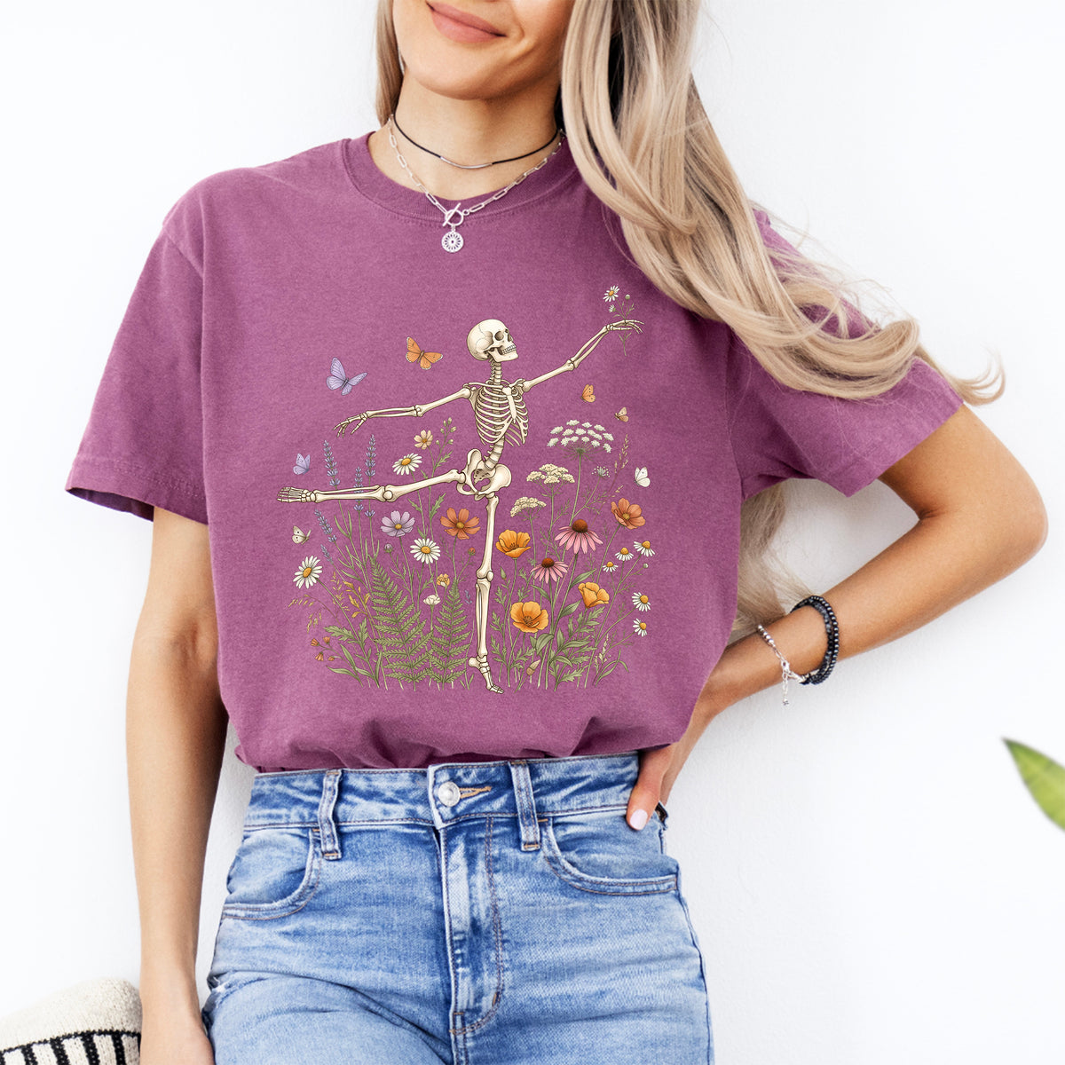 Camiseta con estampado de esqueleto bailando arabesque y flores silvestres – camiseta floral de ballet