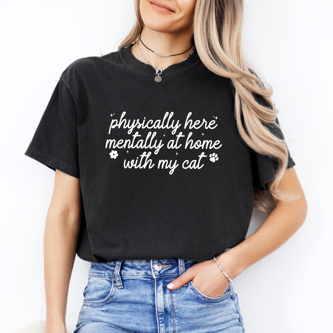 Camiseta «Físicamente aquí, mentalmente en casa con mi gato»