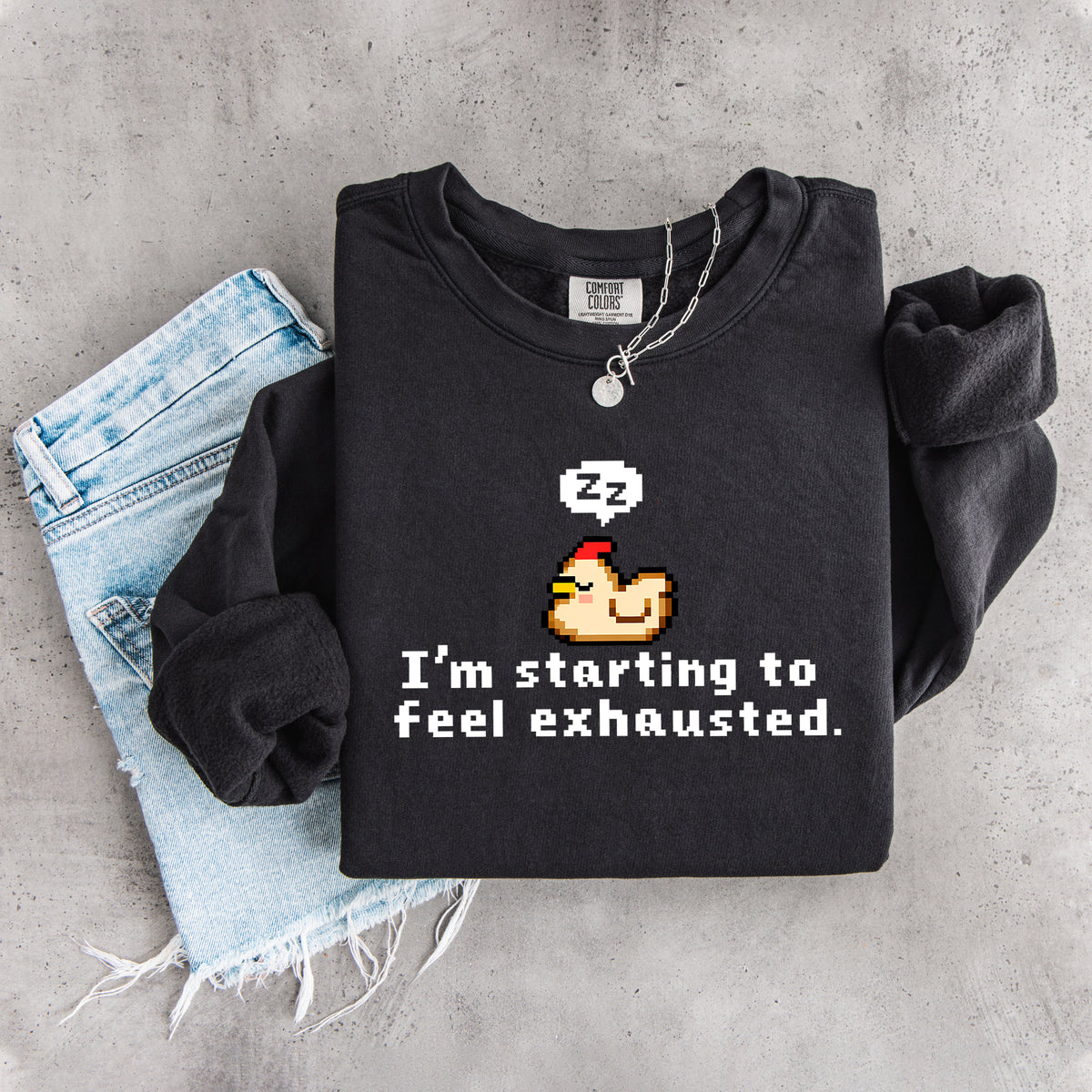 „Ich fühle mich langsam erschöpft“ – Sweatshirt mit verschlafenem Pixel-Huhn