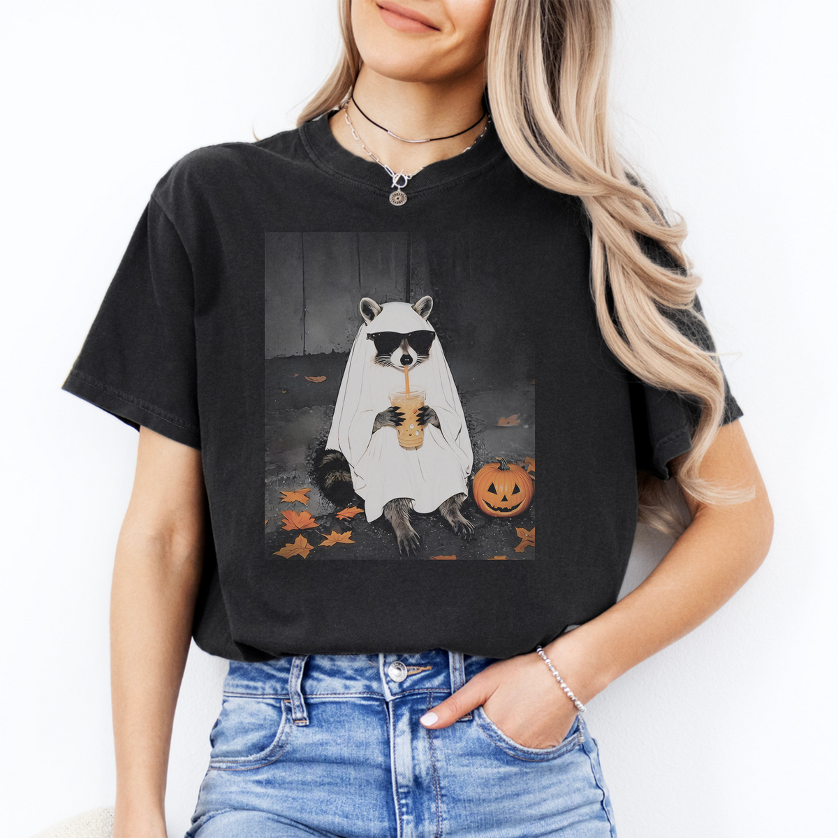 T-Shirt „Geist-Waschbär trinkt Eiskaffee“