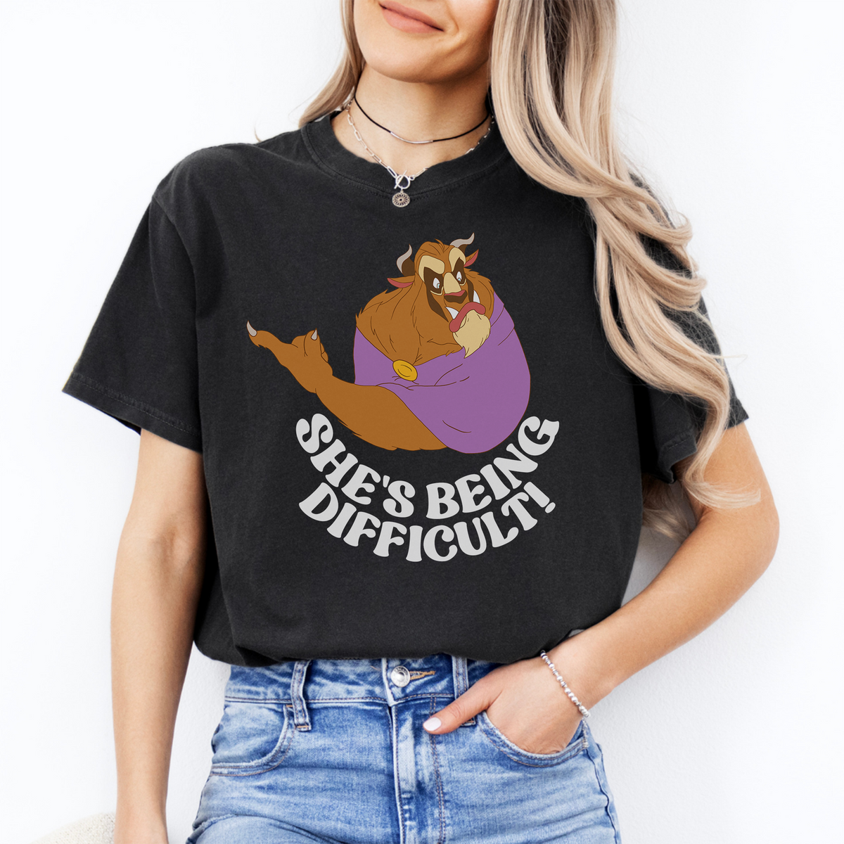 Freches lustiges T-Shirt mit Motiv – \„She's Being Difficult!\“