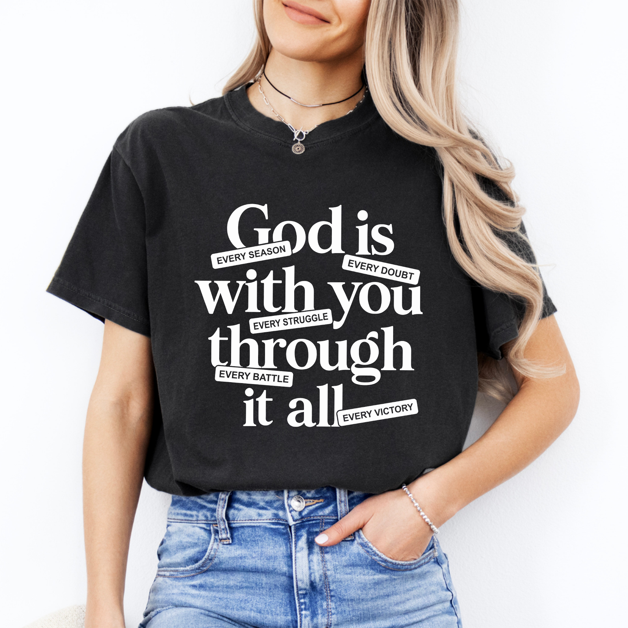 T-shirt « Dieu est avec toi à travers tout »