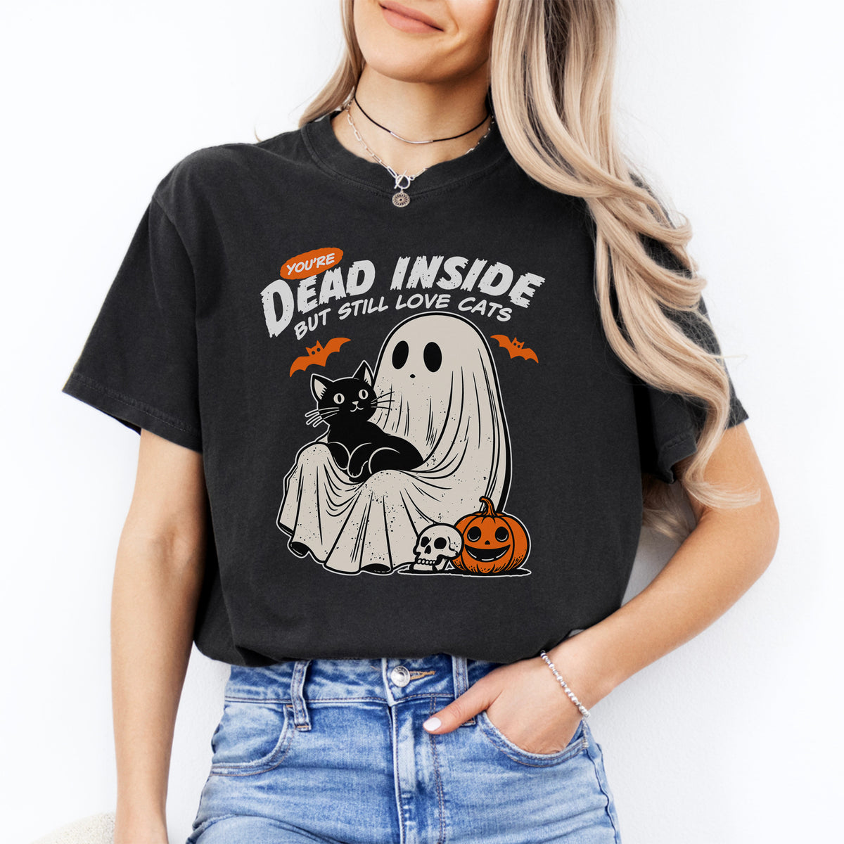 Camiseta gráfica de gato amante de Halloween espeluznante - \"Estás muerto por dentro pero aún amas a los gatos\"