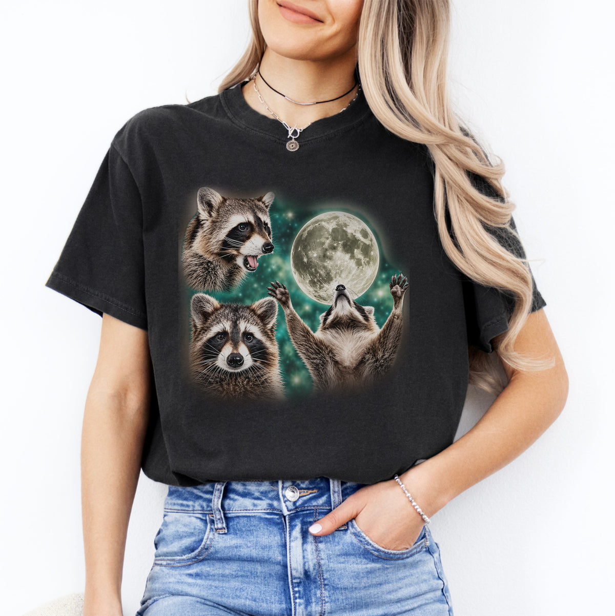 Camiseta gráfica retro de parodia de «pandas de la basura» con cuello redondo – «Tres mapaches y la luna»
