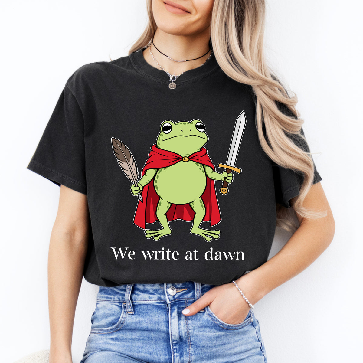 Grafik-T-Shirt mit Frosch-Schriftsteller im Umhang und dem Aufdruck „We Write at Dawn“