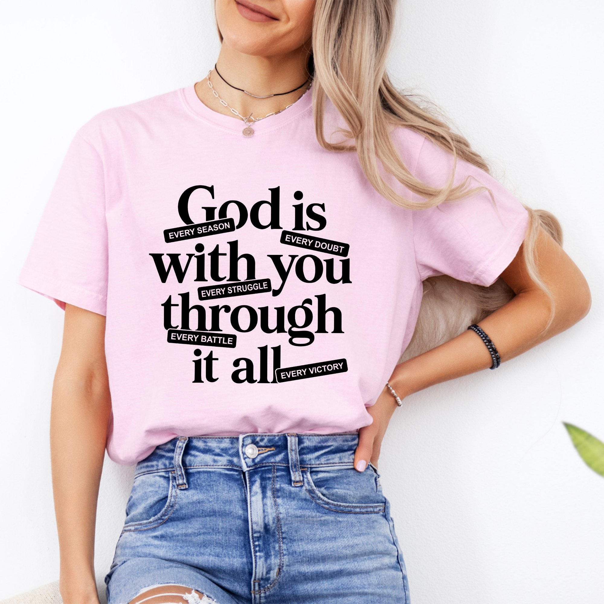 T-shirt « Dieu est avec toi à travers tout »