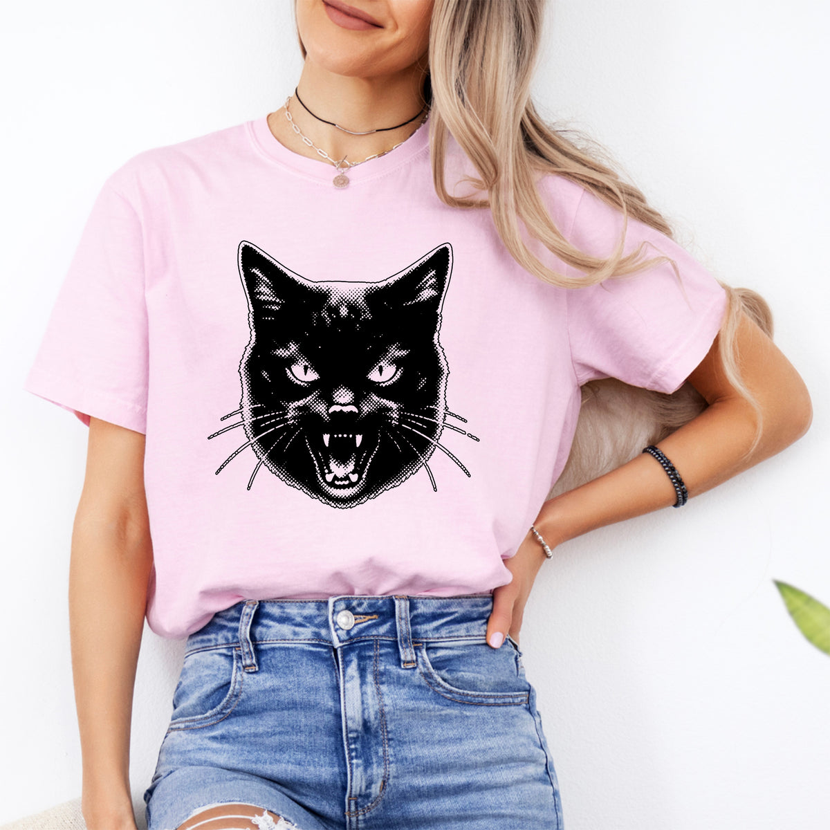 Haut graphique rétro vintage des années 90 à motif de chat noir qui crache