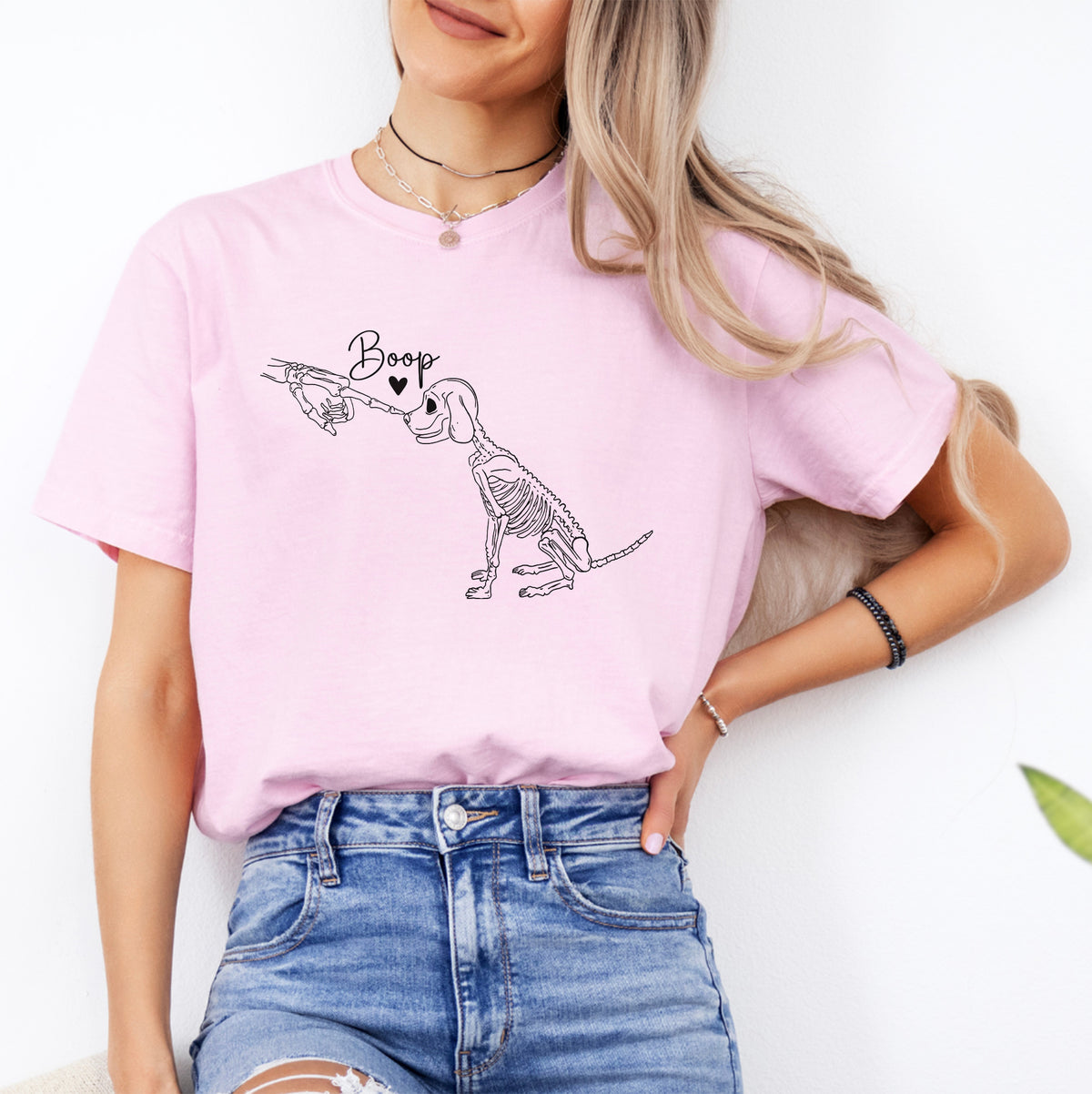 T-shirt « Toucher le nez du chien squelette »