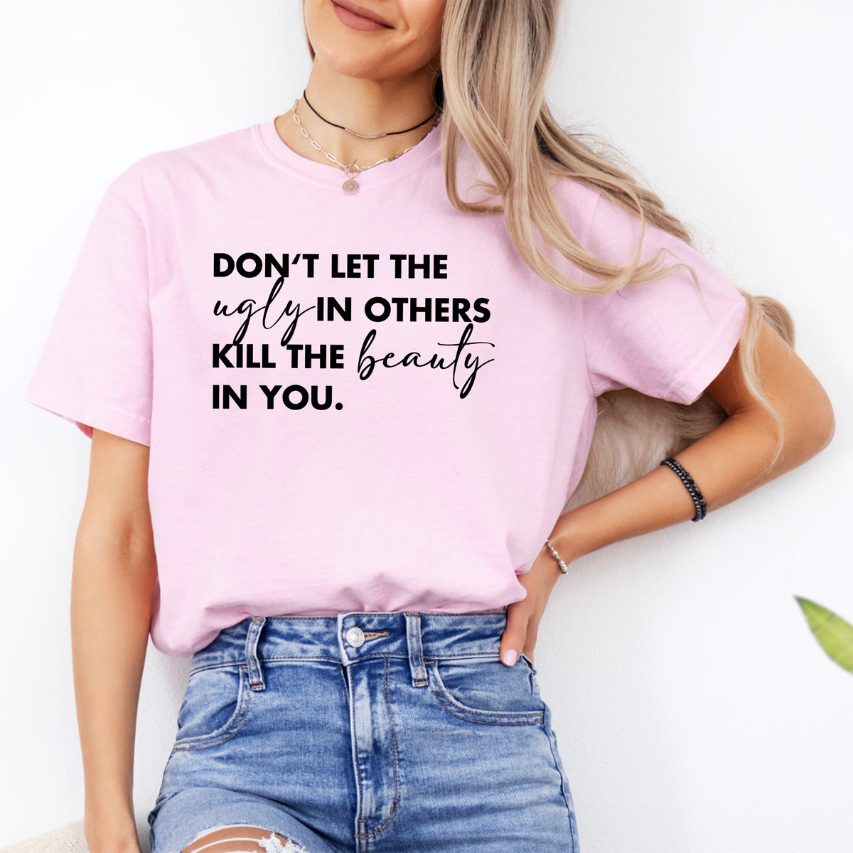 Inspirierendes Grafik-T-Shirt zum Thema Mindset – „Lass nicht zu, dass das Hässliche in anderen die Schönheit in dir zerstört“