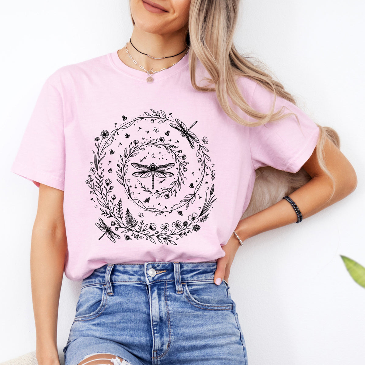Grafik-Oberteil mit botanischem Libellenkranz – Shirt für Naturliebhaber