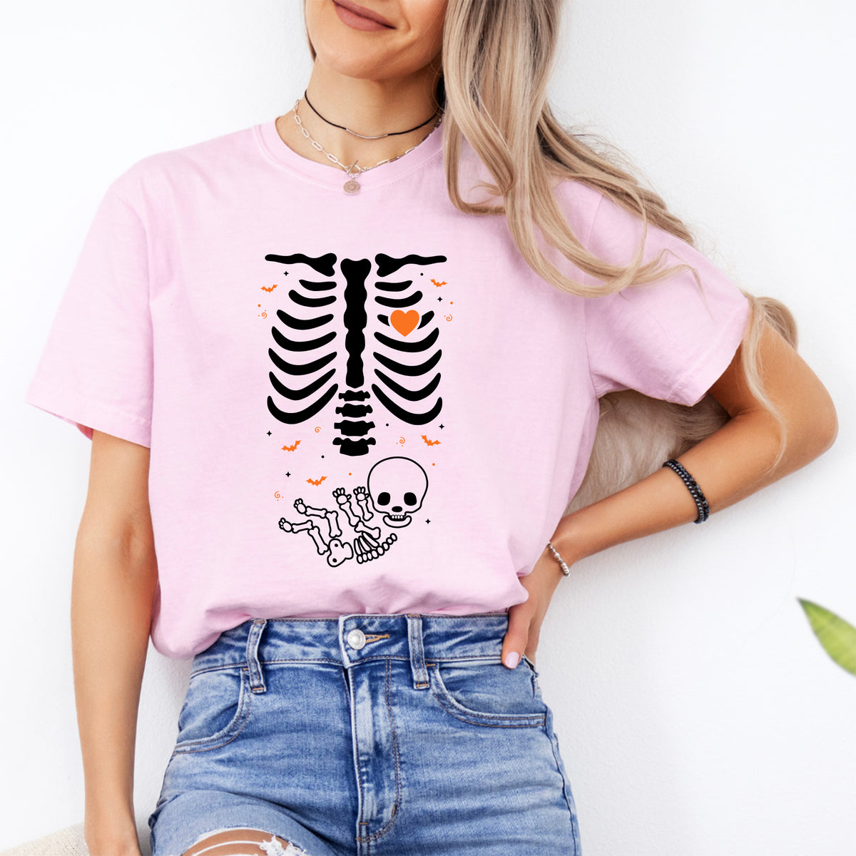 T-shirt graphique de maternité d’Halloween avec radiographie d’un bébé squelette effrayant