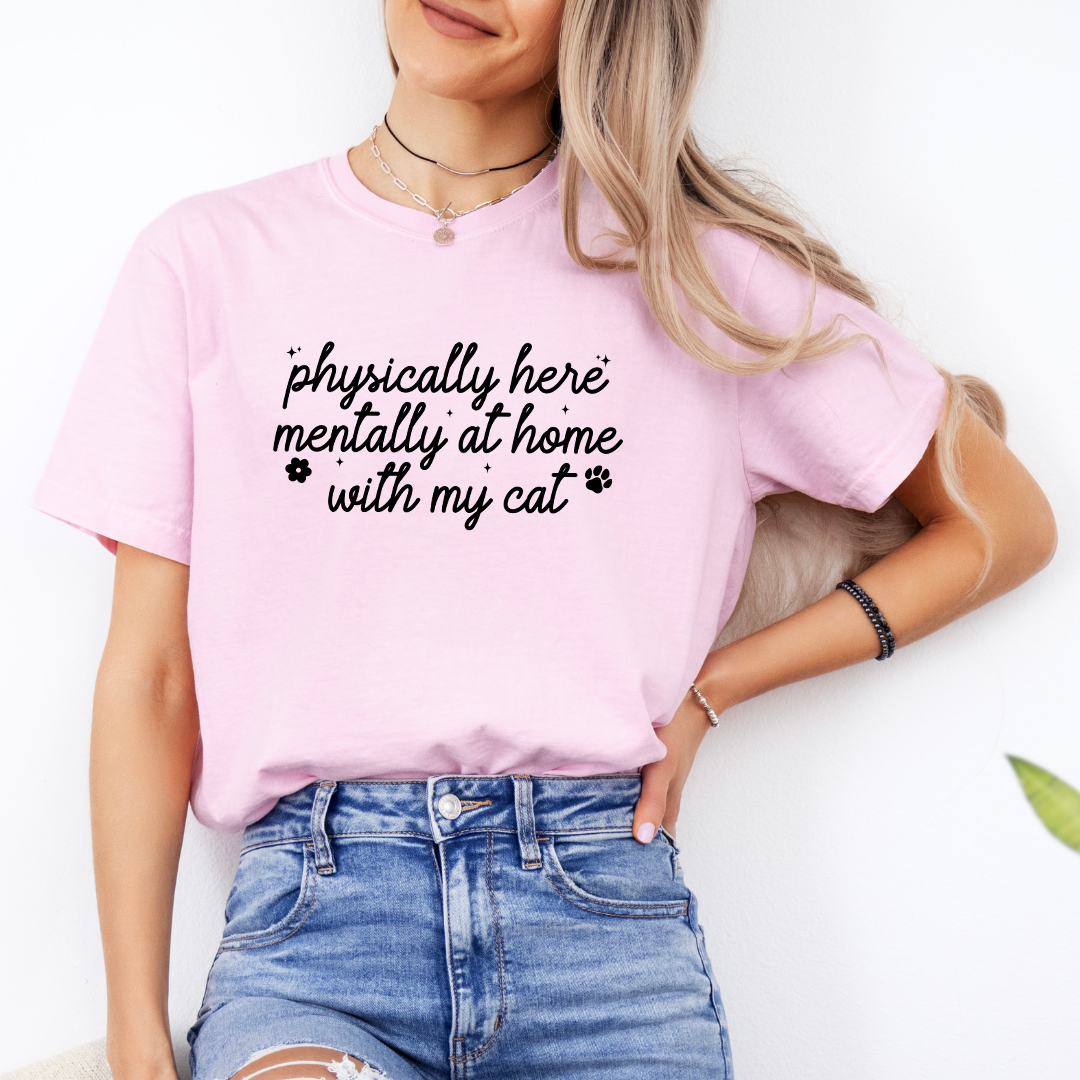 Camiseta «Físicamente aquí, mentalmente en casa con mi gato»