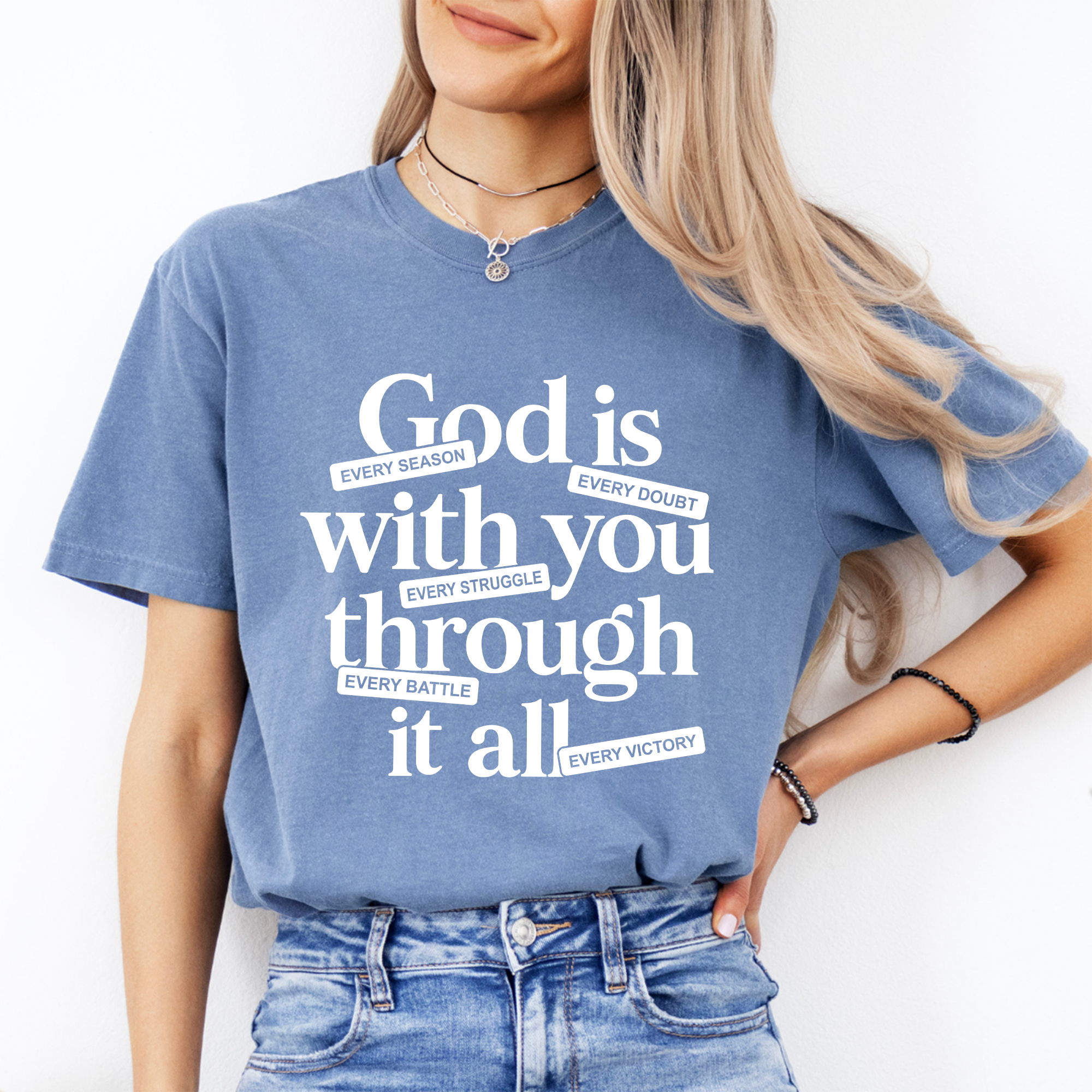 T-shirt « Dieu est avec toi à travers tout »