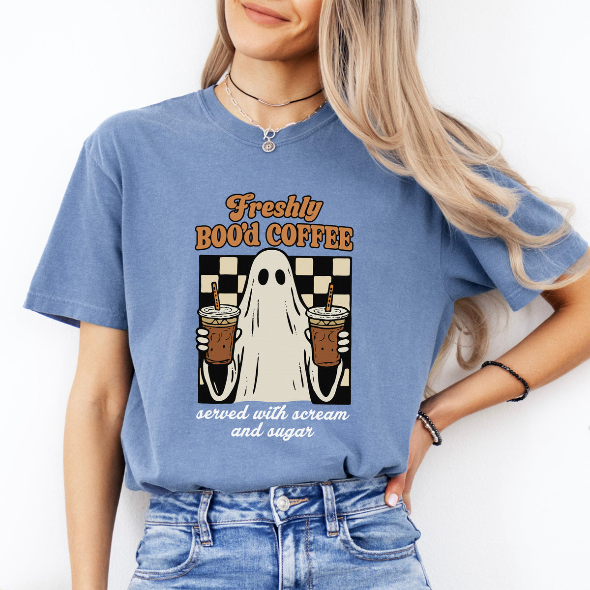 „Freshly Boo'd Coffee“ – Grafik-T-Shirt mit Eiskaffee-Motiv für die Gruselsaison
