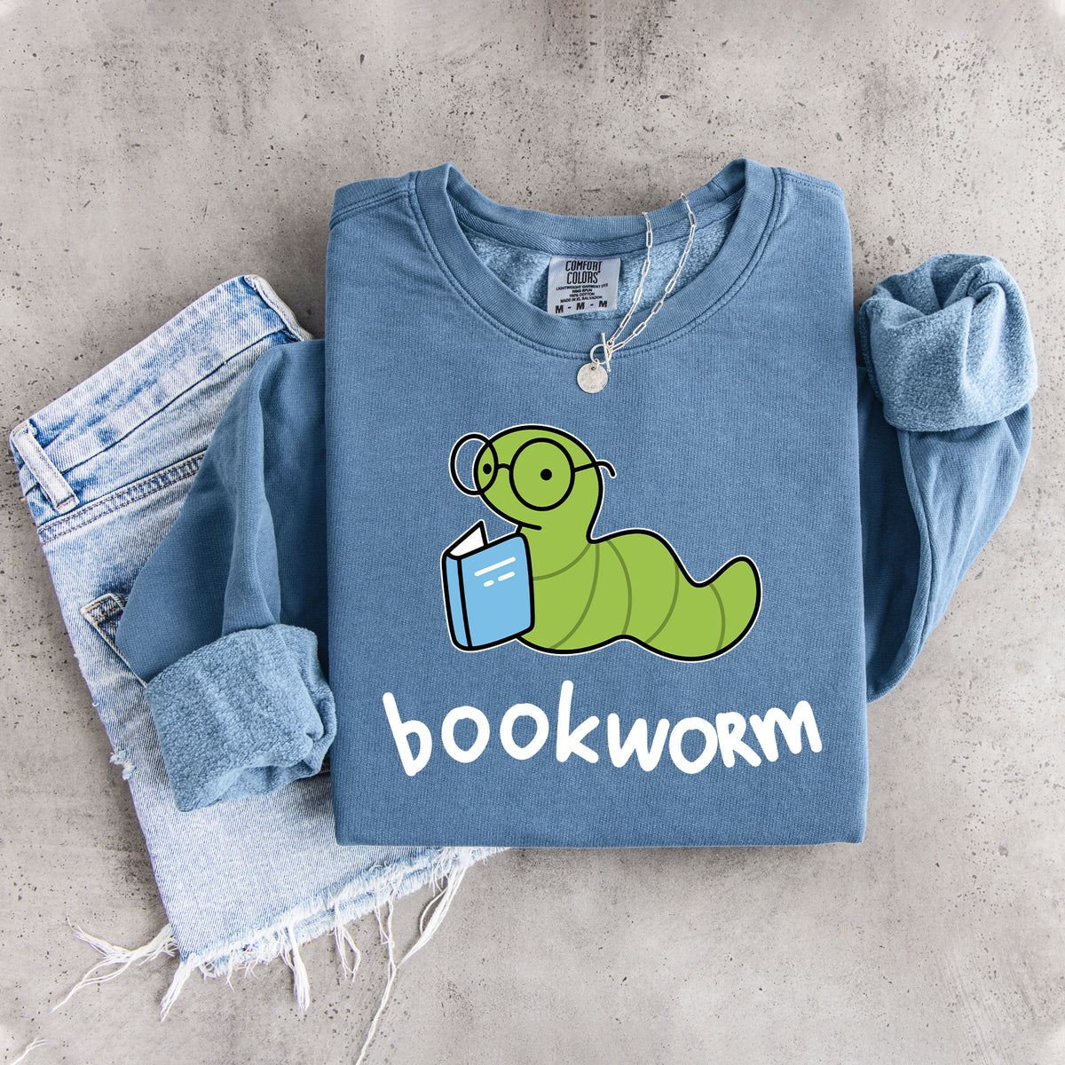 „Bookworm“ – niedliches Sweatshirt mit lesender Raupe als Motiv
