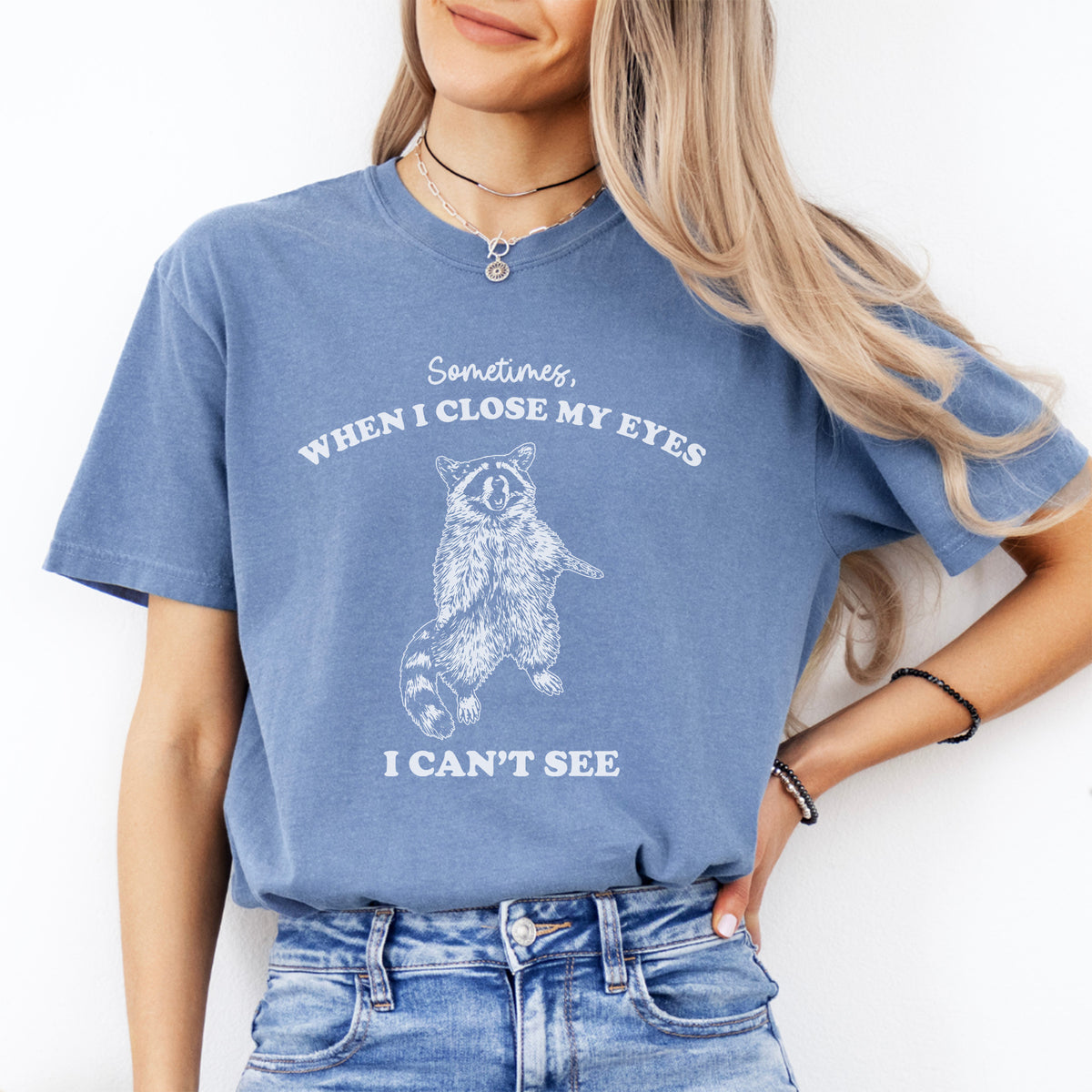 «A veces, cuando cierro los ojos» – Camiseta informal de humor sarcástico