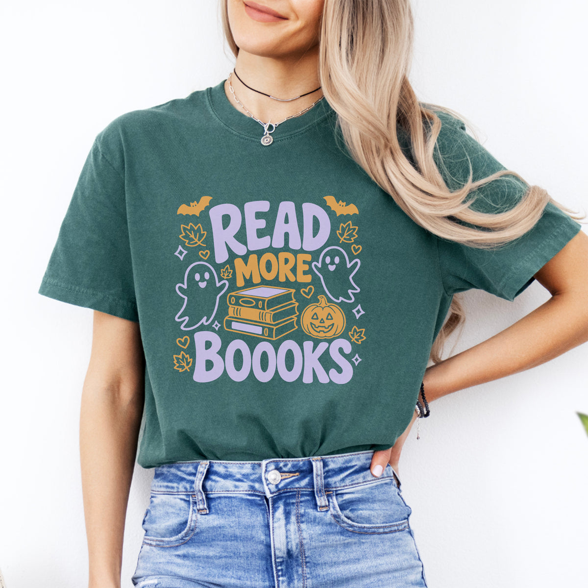 Camiseta gráfica tierna de fantasma para amantes de los libros – \"Read More Boooks\"