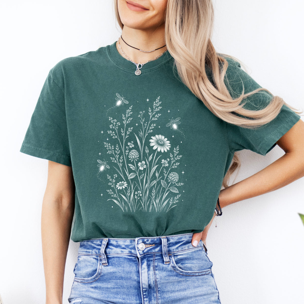 Botanisches Wildblumen-Glühwürmchen-Shirt – Florales Grafik-T-Shirt mit Sommerwiesenmotiv