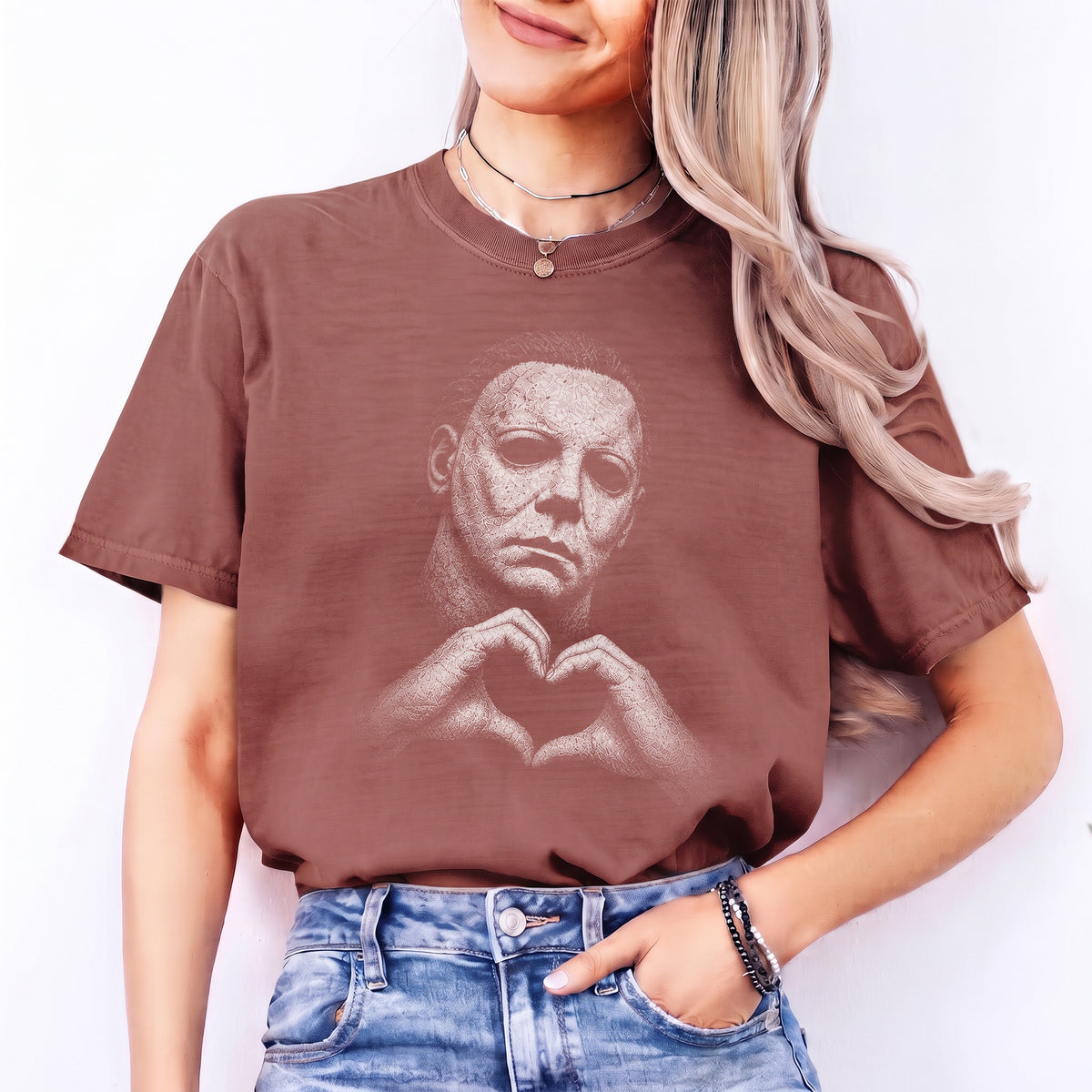 T-shirt graphique vintage avec mains formant un cœur et tueur en série – T-shirt décontracté parodiant l’horreur