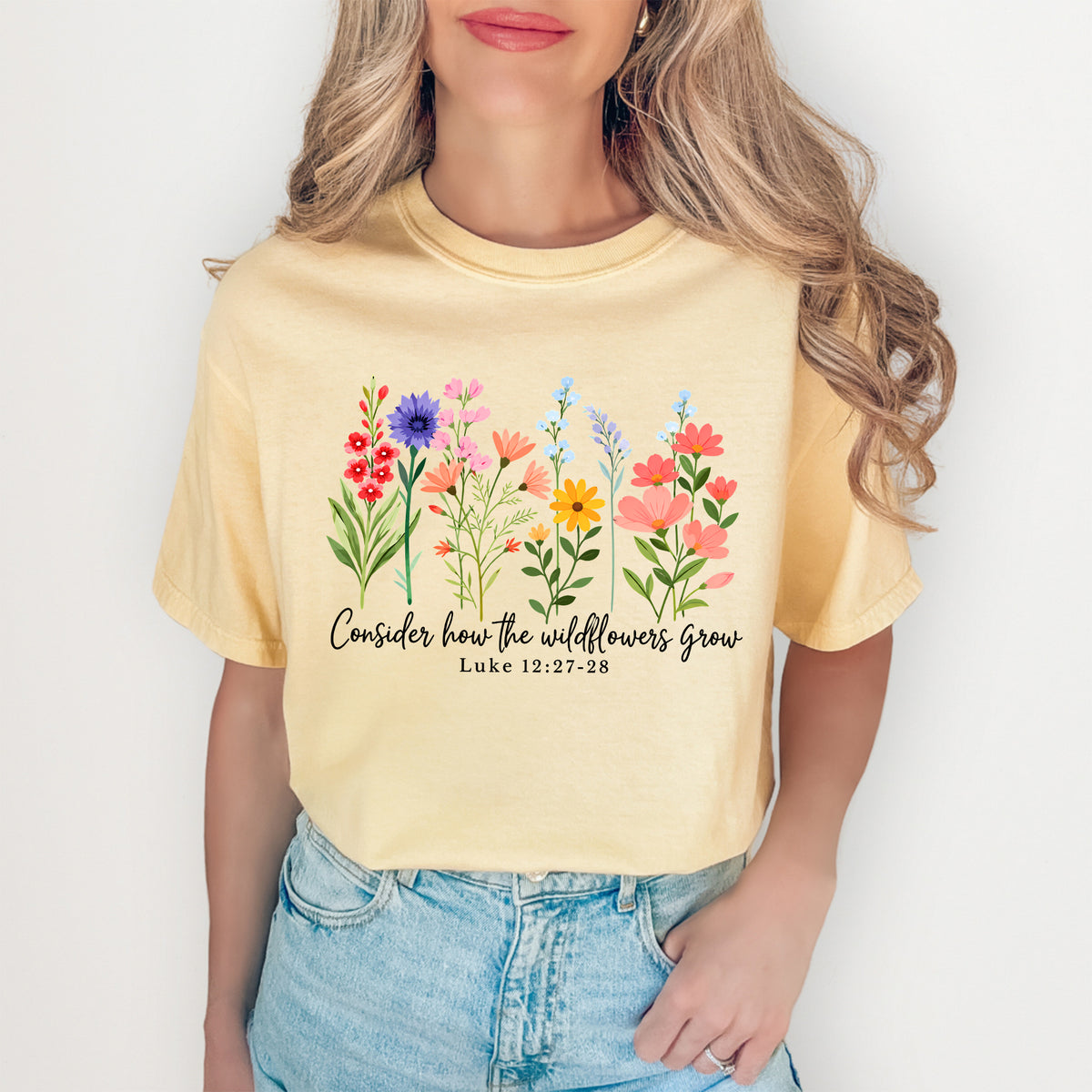Camiseta con versículo bíblico «Consideren cómo crecen las flores silvestres»