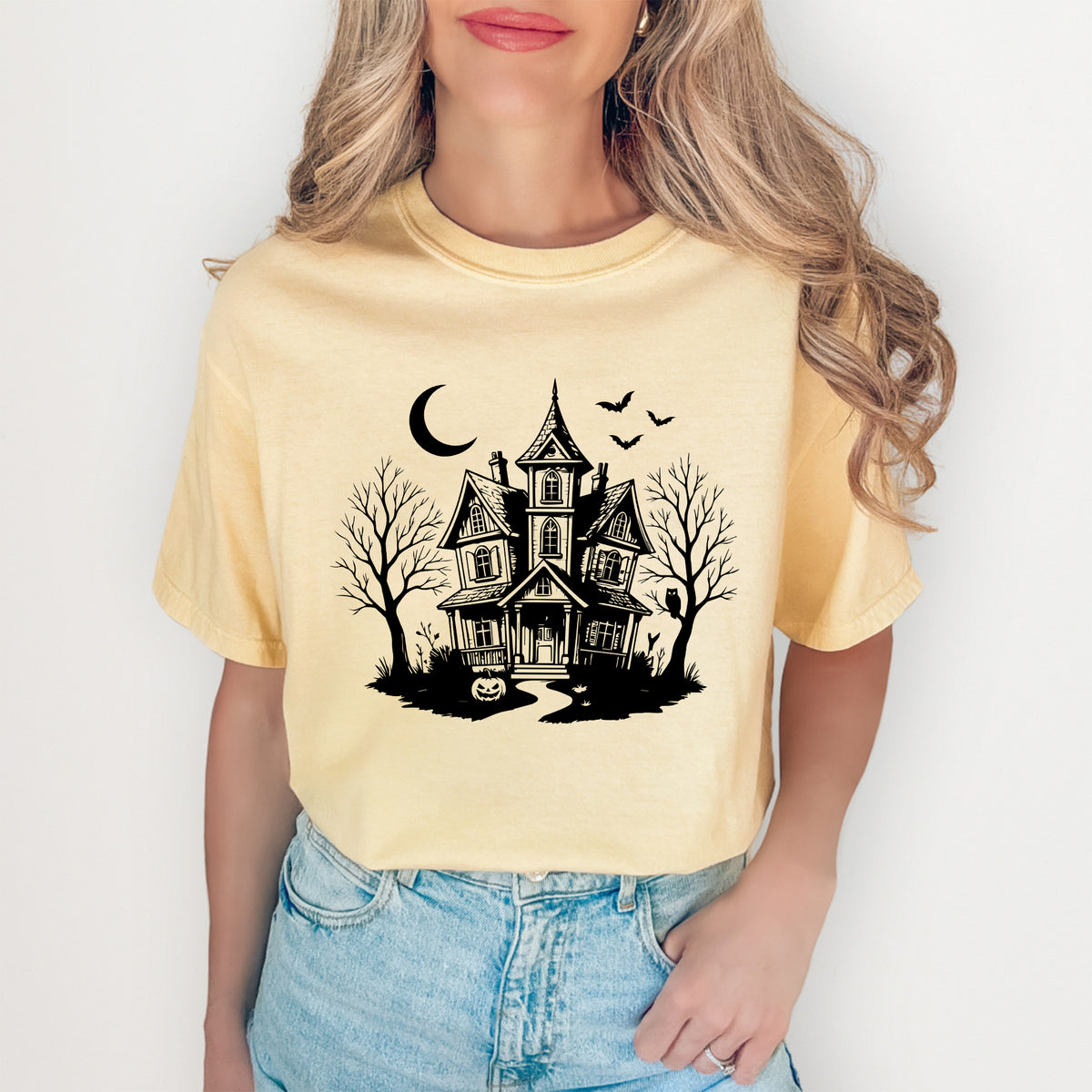 Vintage Spooky Haunted House Graphic T-Shirt – Retro Halloween Casual Shirt