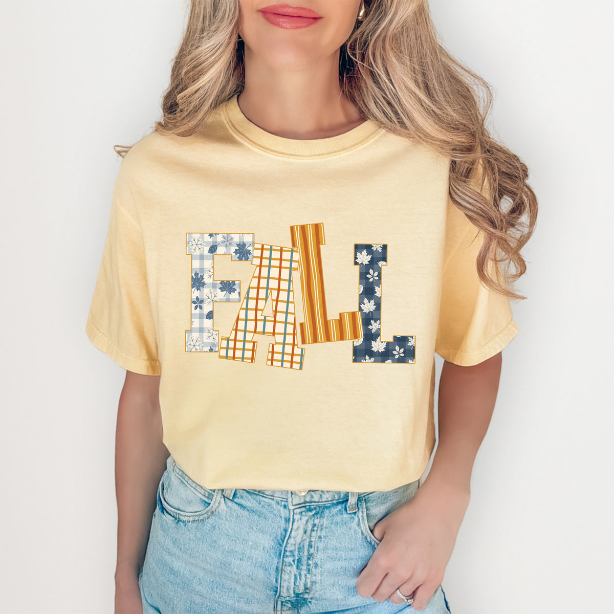 Herbstliches Grafik-Shirt mit Karomuster und „FALL“-Schriftzug