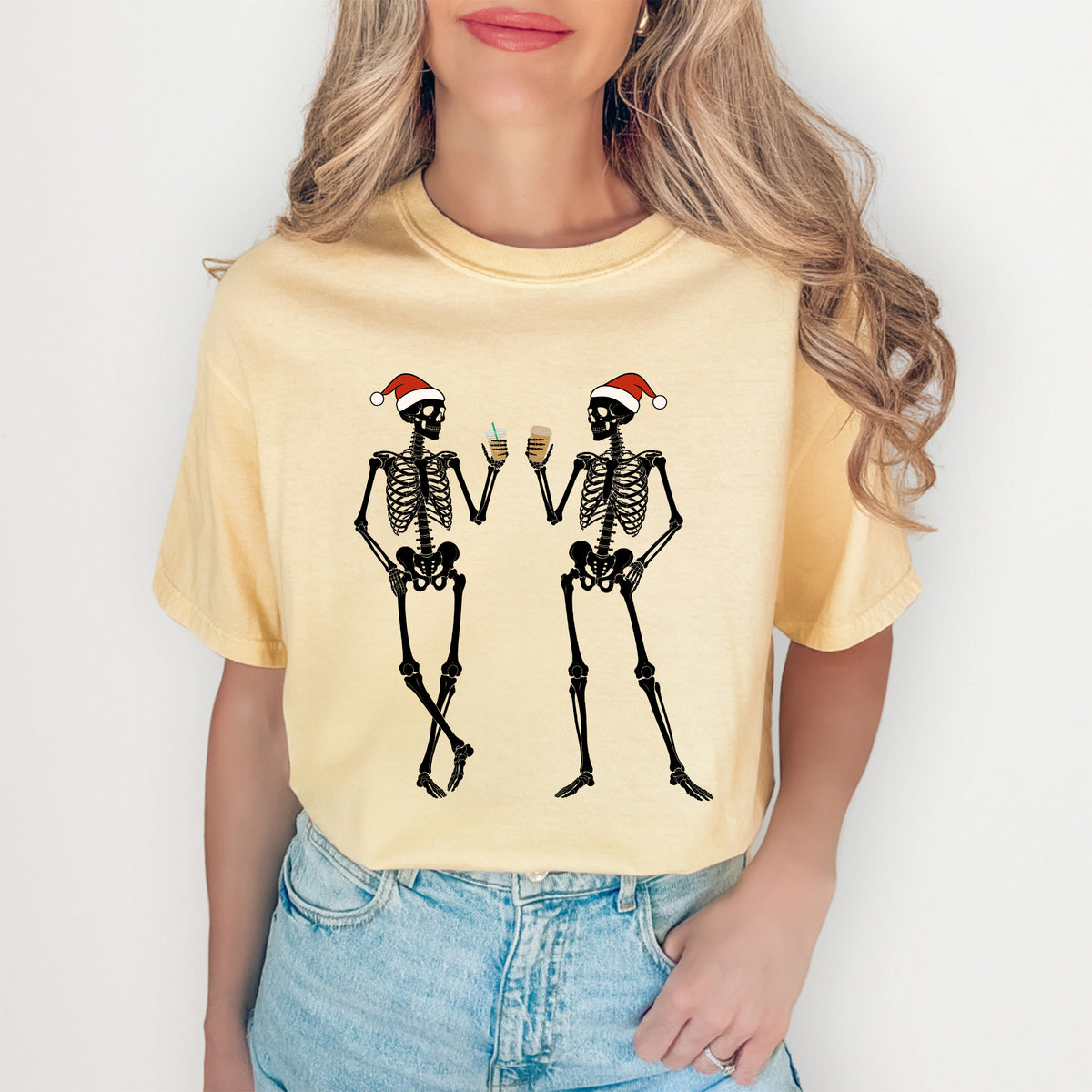 Grafik-T-Shirt mit Weihnachtsskeletten und Eiskaffee – T-Shirt mit festlichem Weihnachtsmann-Hut
