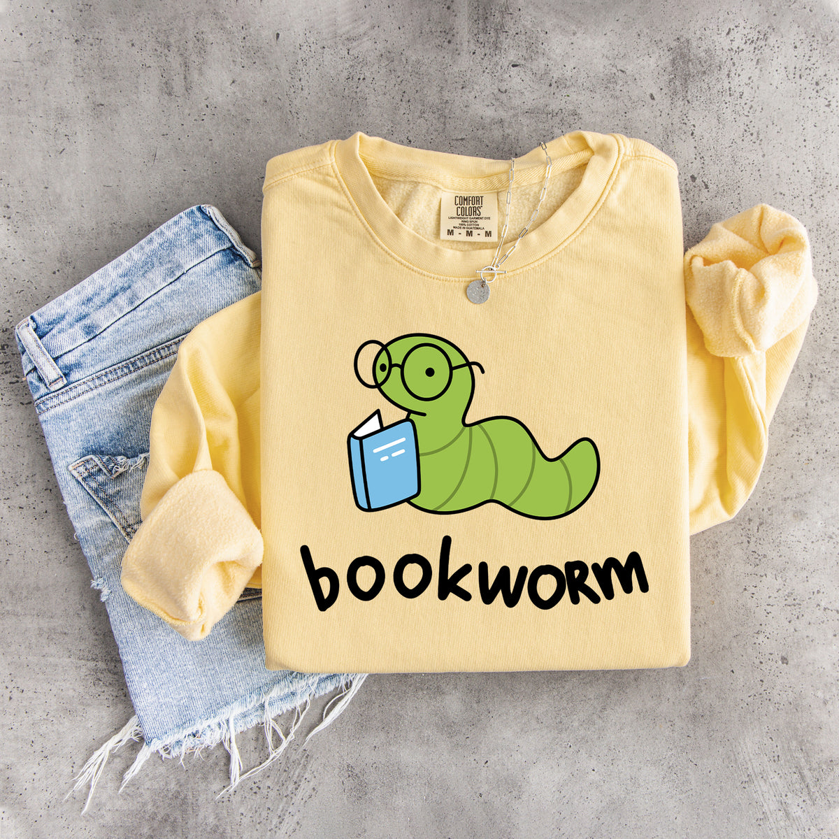 „Bookworm“ – niedliches Sweatshirt mit lesender Raupe als Motiv