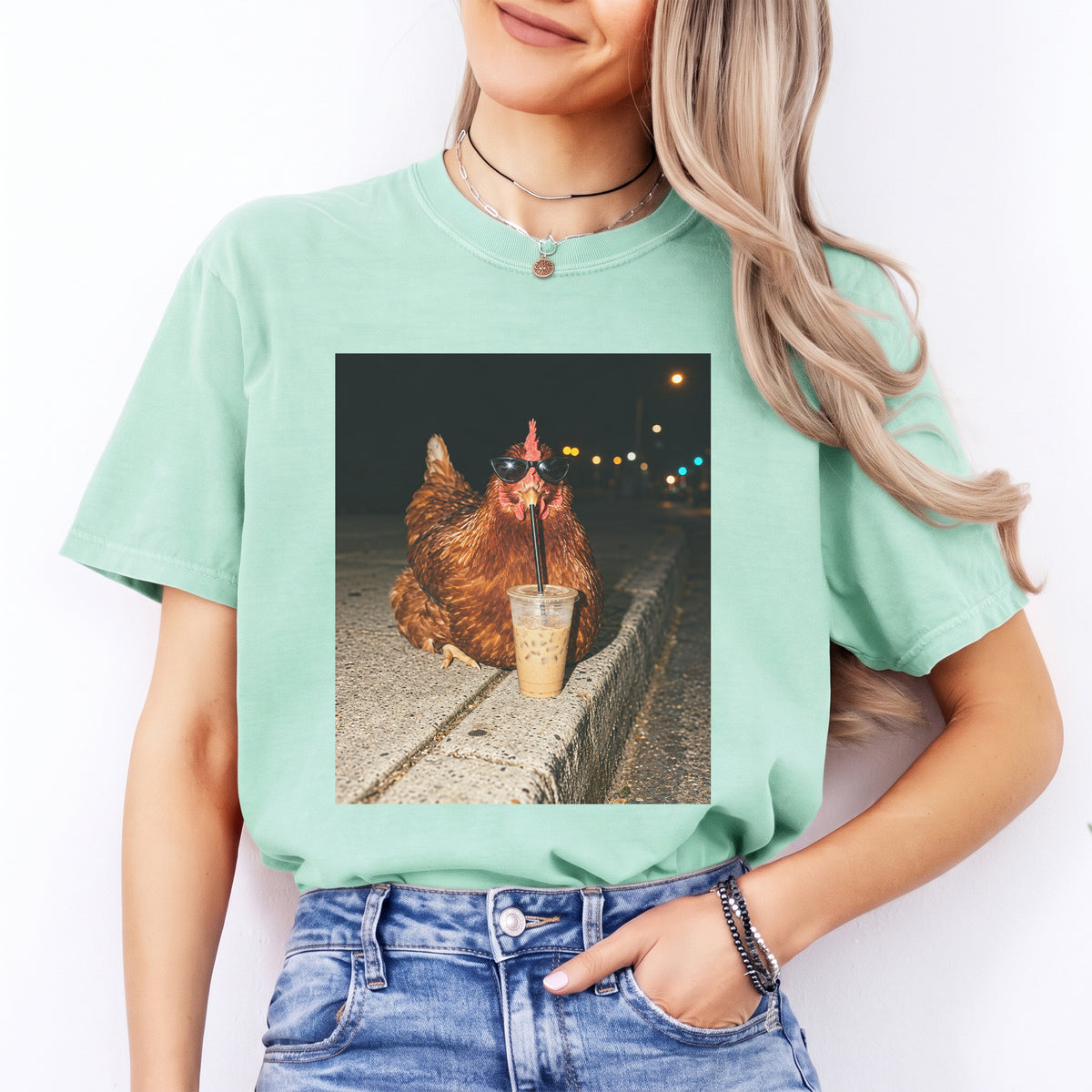 T-shirt « Poulet buvant un café glacé »