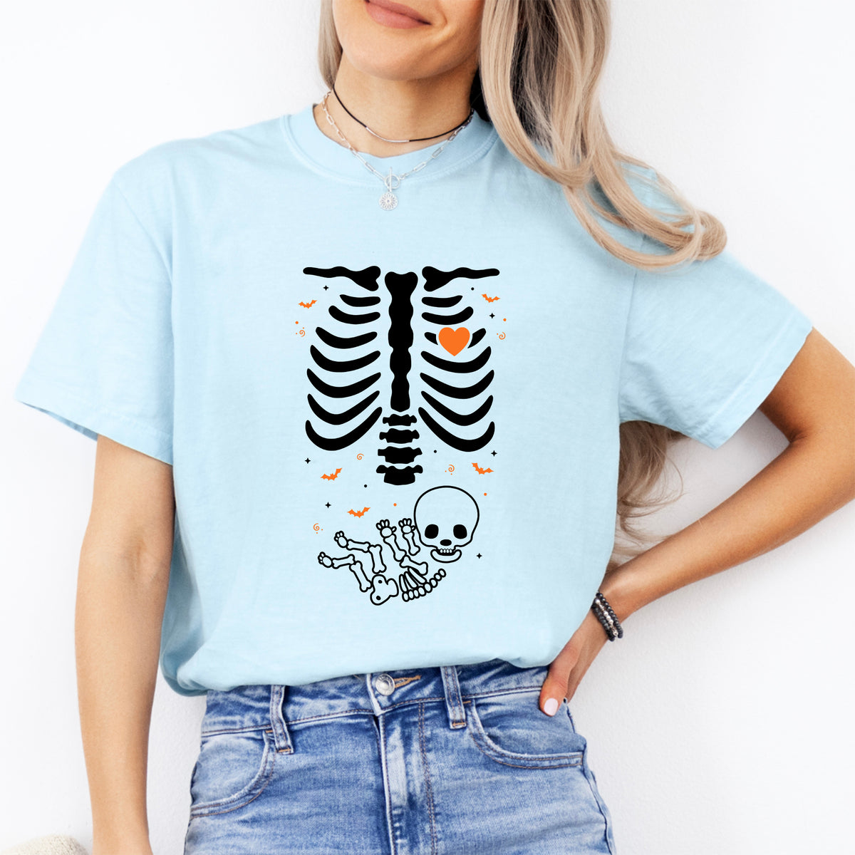 T-shirt graphique de maternité d’Halloween avec radiographie d’un bébé squelette effrayant