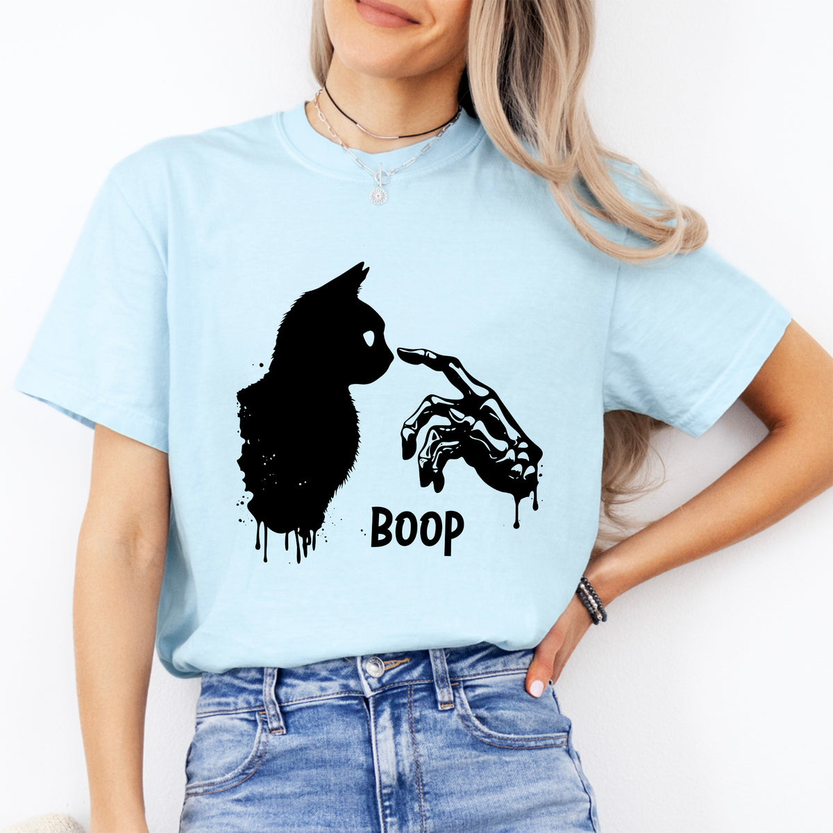 "Boop" Halloween-Grafiktop mit Skelett-Hand und Katze – Gruseliges Kätzchen-Shirt