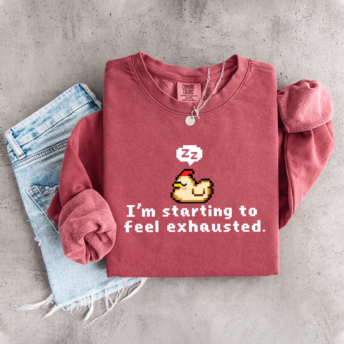 „Ich fühle mich langsam erschöpft“ – Sweatshirt mit verschlafenem Pixel-Huhn