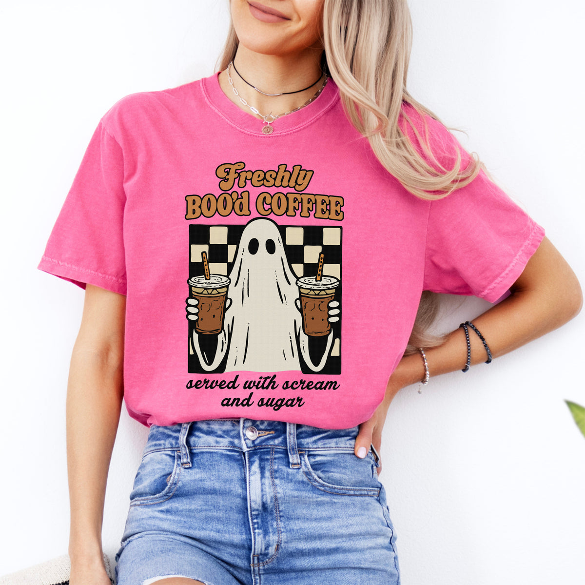 „Freshly Boo'd Coffee“ – Grafik-T-Shirt mit Eiskaffee-Motiv für die Gruselsaison