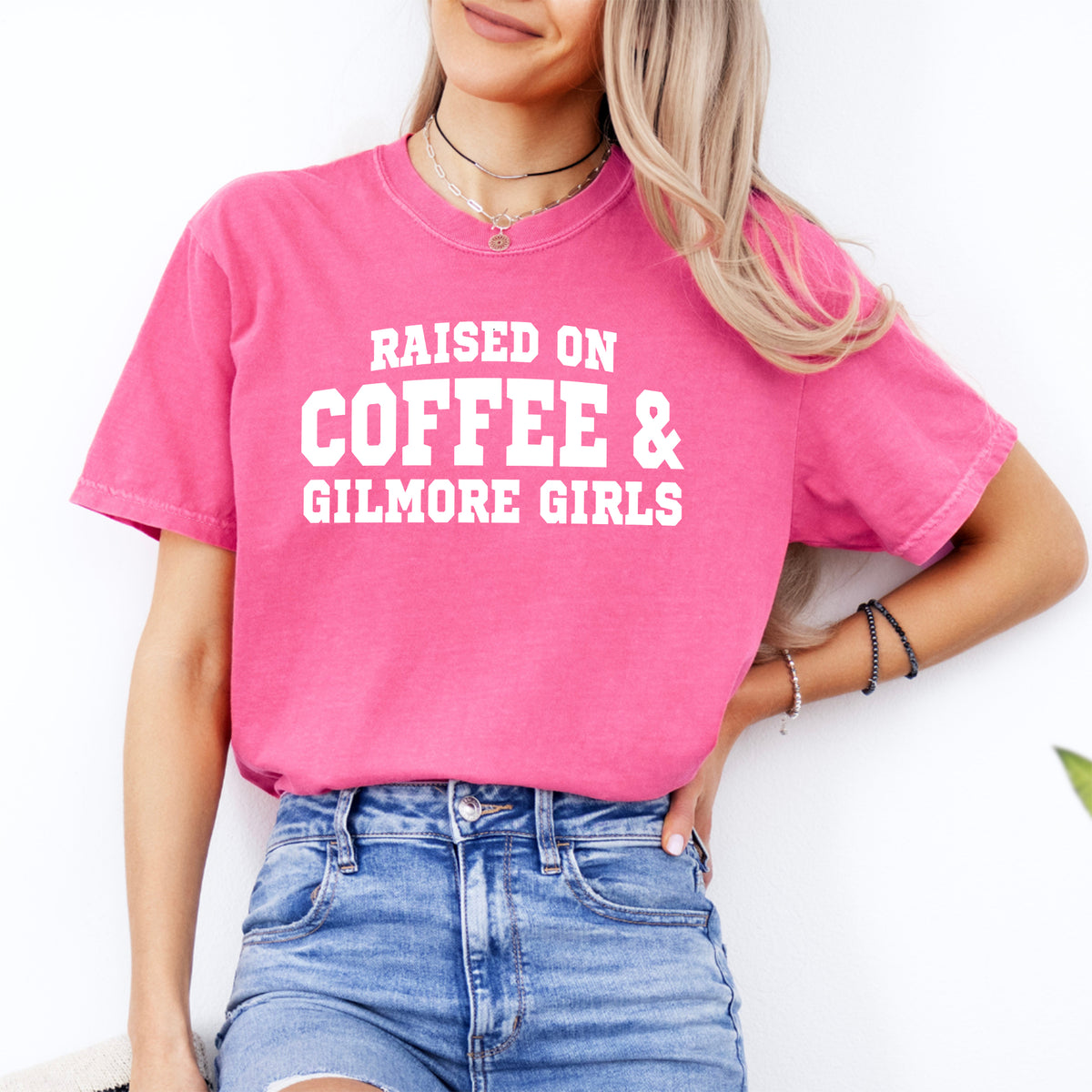 „Mit Kaffee und Gilmore Girls groß geworden“ – Retro-T-Shirt mit Popkulturmotiv und Rundhalsausschnitt