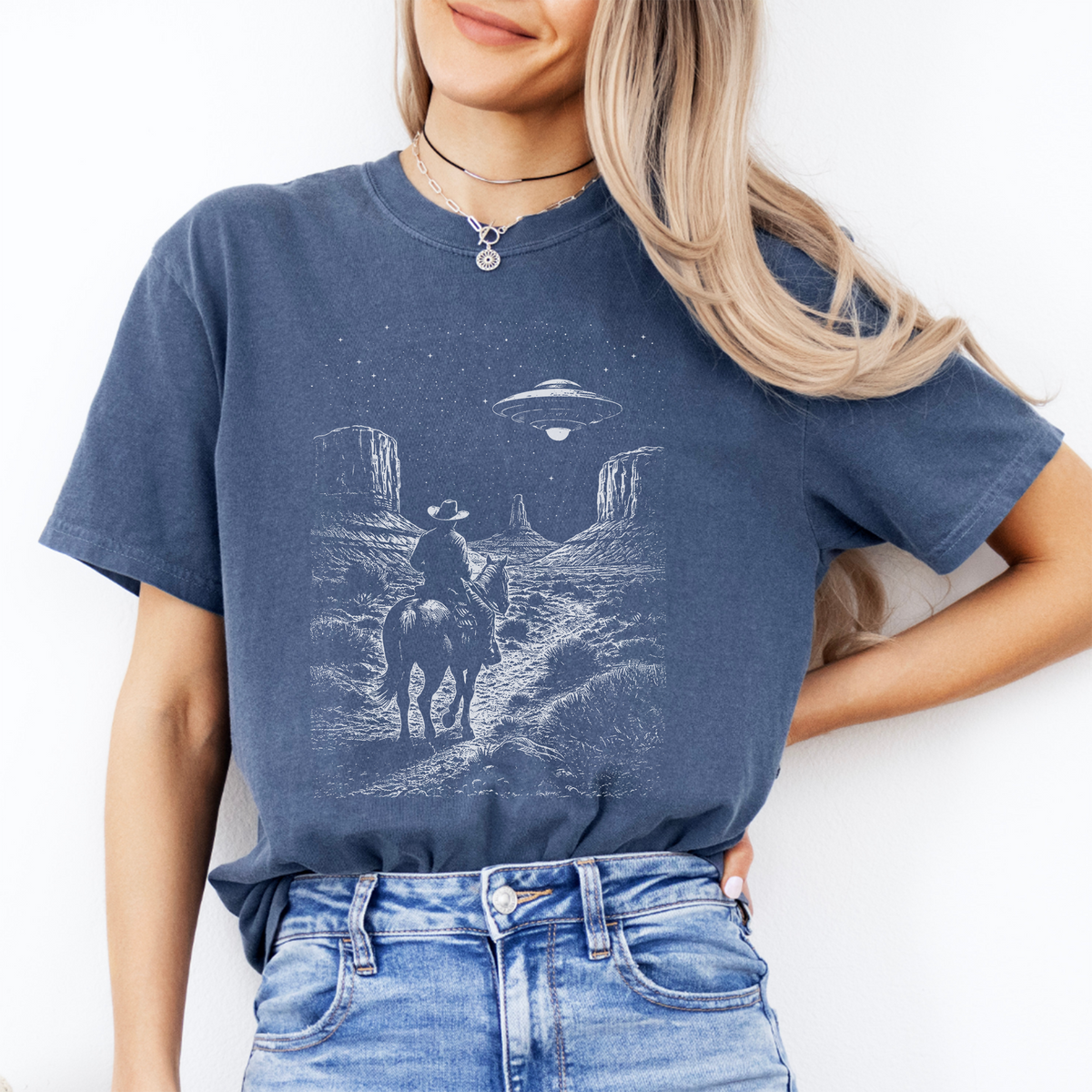 Camiseta gráfica de encuentro con un OVNI en el desierto del vaquero - Top western de ciencia ficción vintage