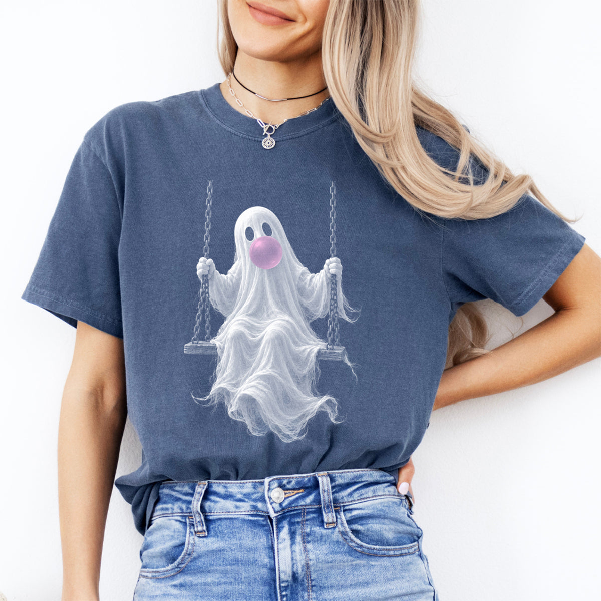 T-shirt graphique avec un adorable fantôme rose bonbon sur une balançoire – T-shirt automnal et spooky