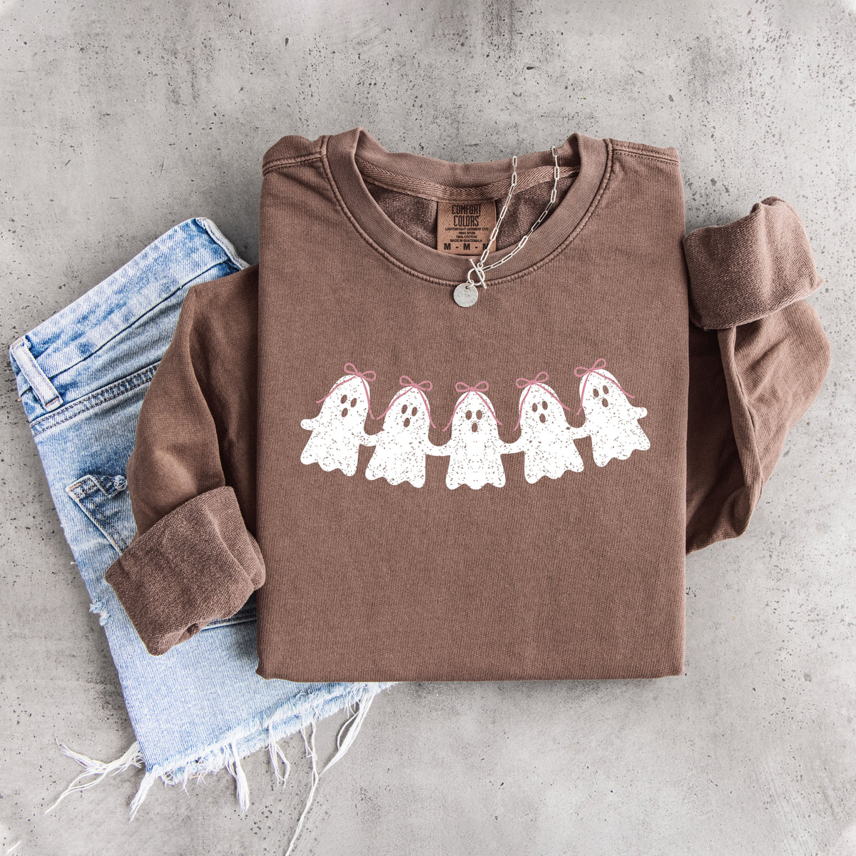 Sudadera polar de Halloween con fantasma y lazo rosa estilo coquette, inspirada en una muñeca de papel