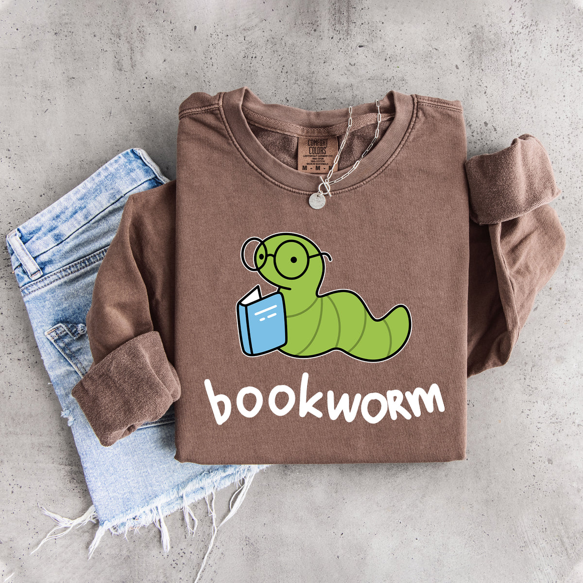 „Bookworm“ – niedliches Sweatshirt mit lesender Raupe als Motiv