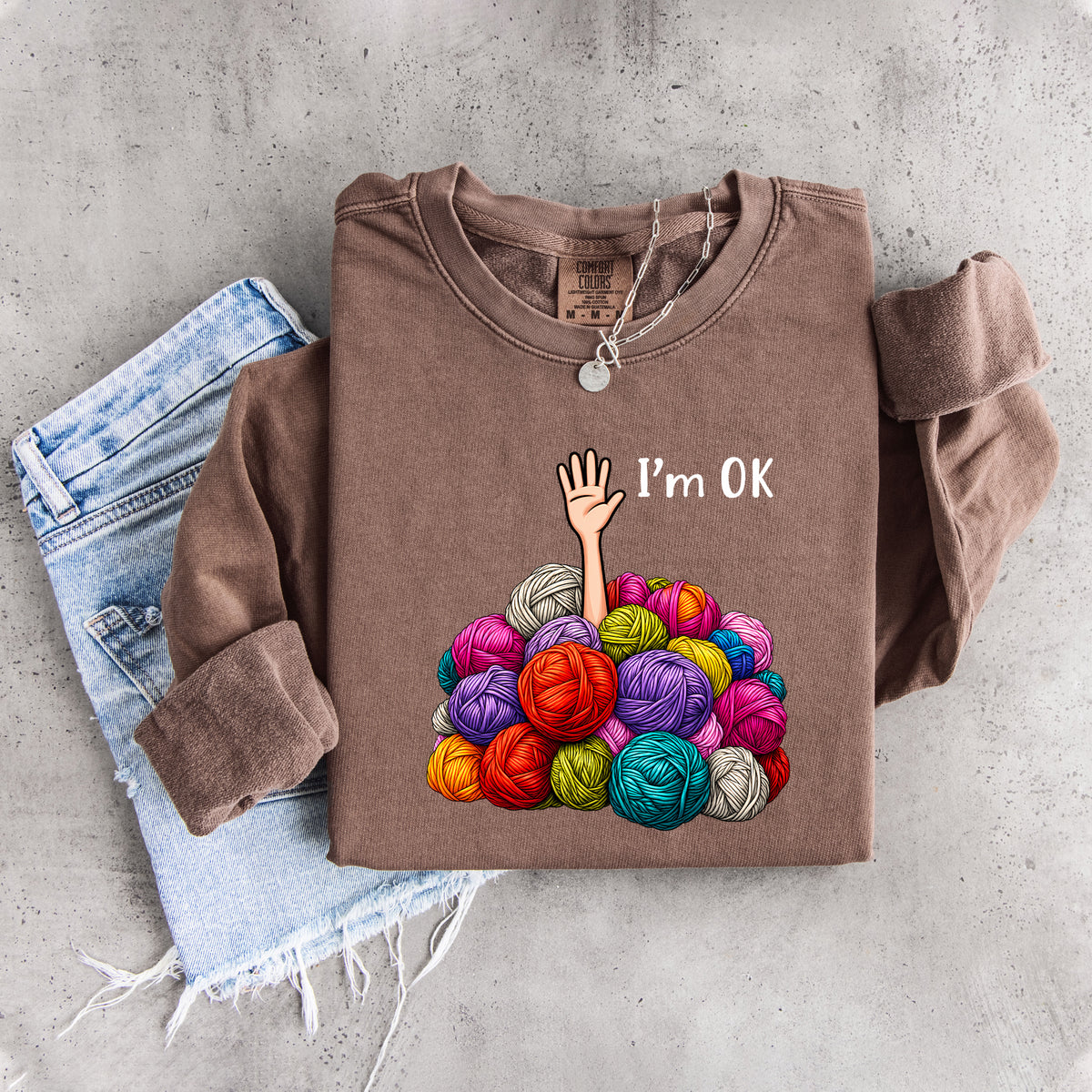 Sudadera de humor para amantes del hilo y las madejas de tejer: «Estoy bien»