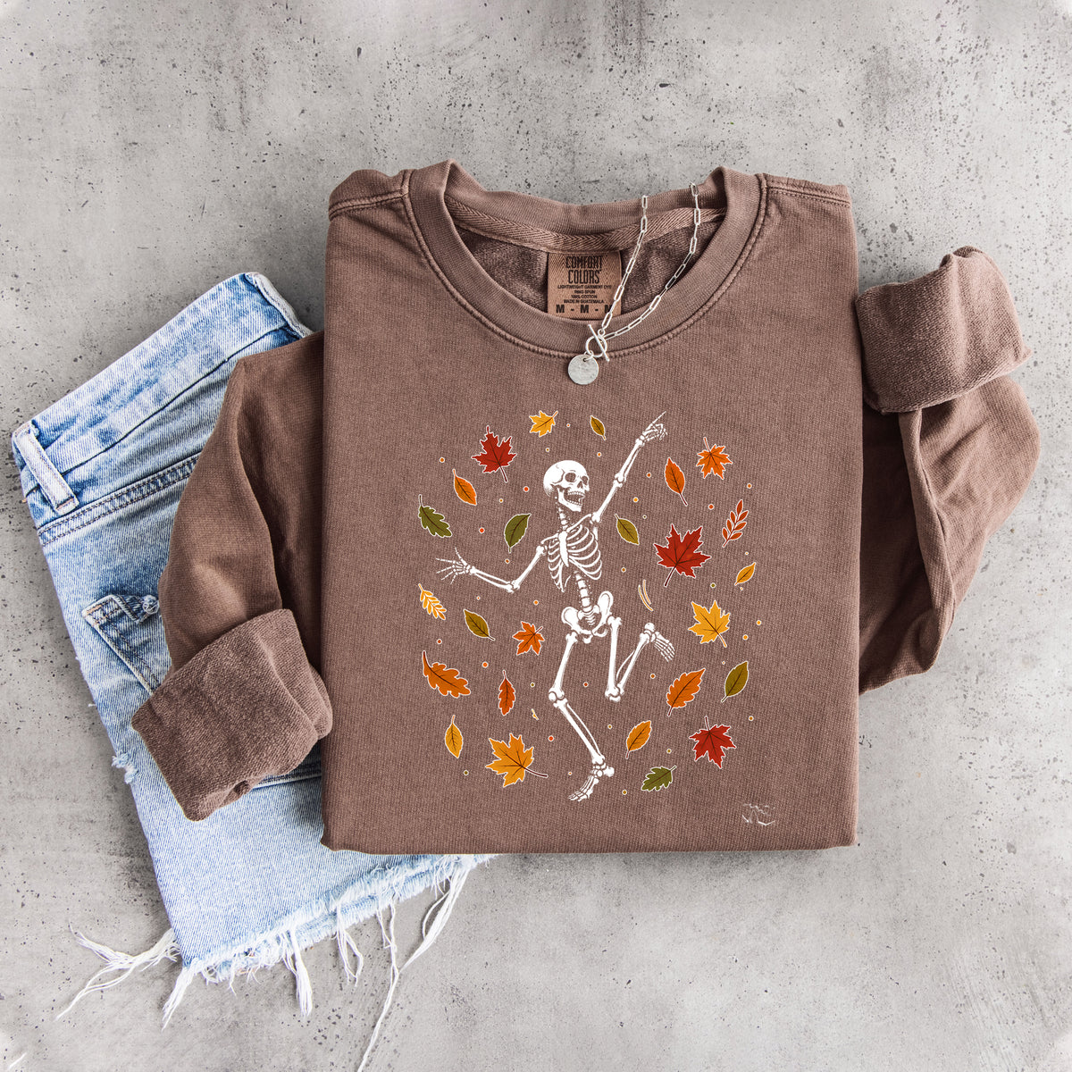 Sweat-shirt à col rond avec squelette dansant d’automne – Pull automnal mystérieux aux feuilles tombantes