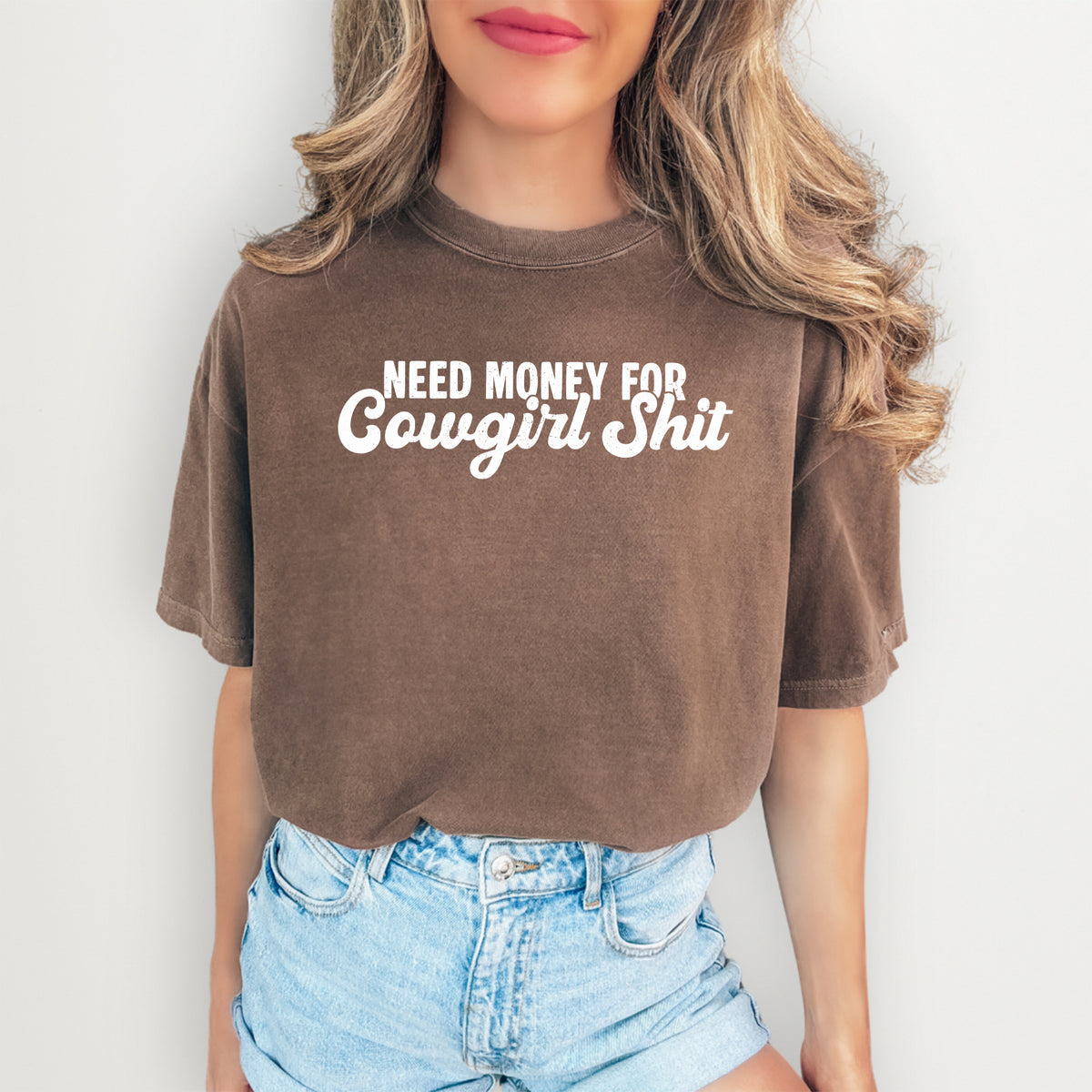 „Brauche Geld für Cowgirl-Scheiß“ – Freches Country-T-Shirt mit Grafik
