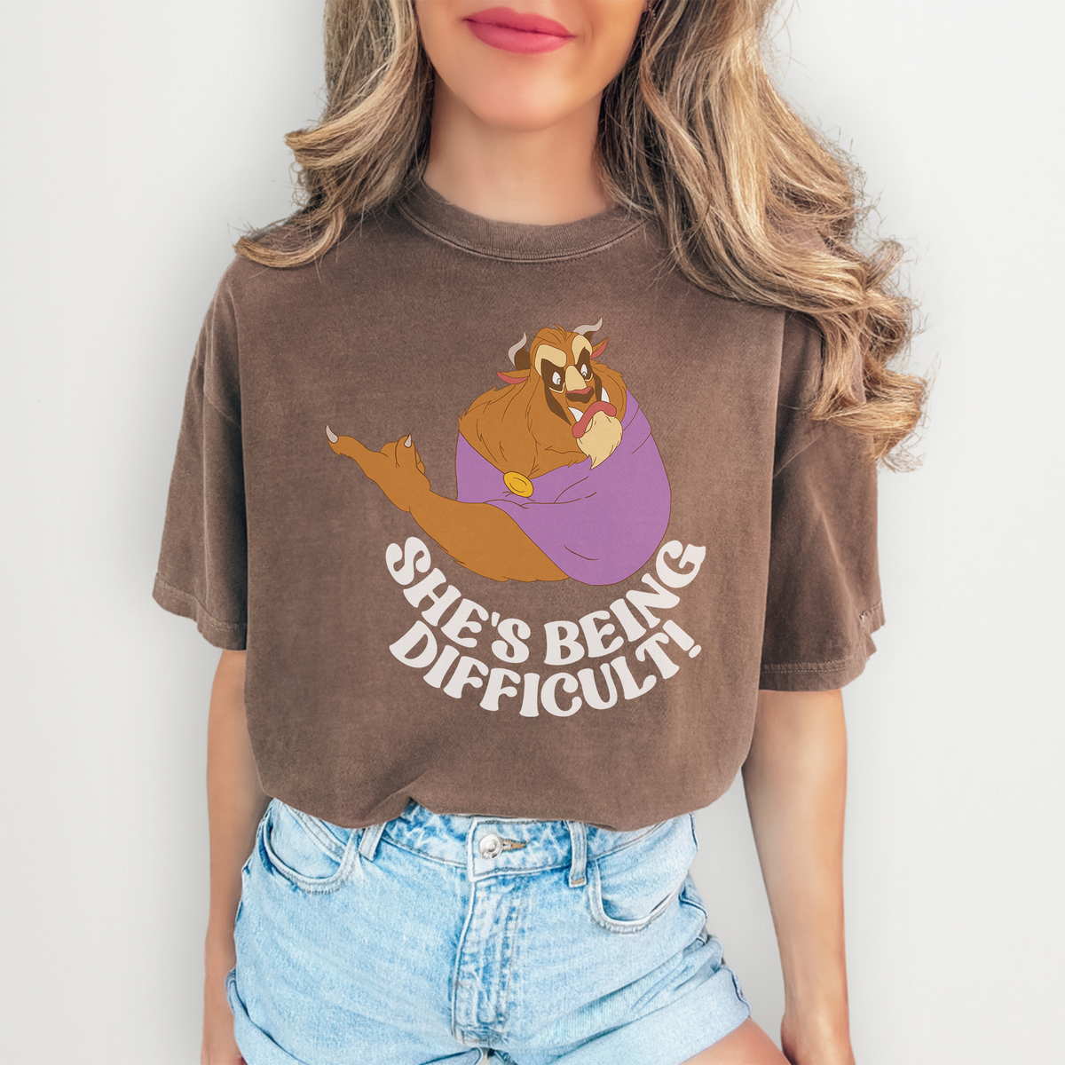 Freches lustiges T-Shirt mit Motiv – \„She's Being Difficult!\“