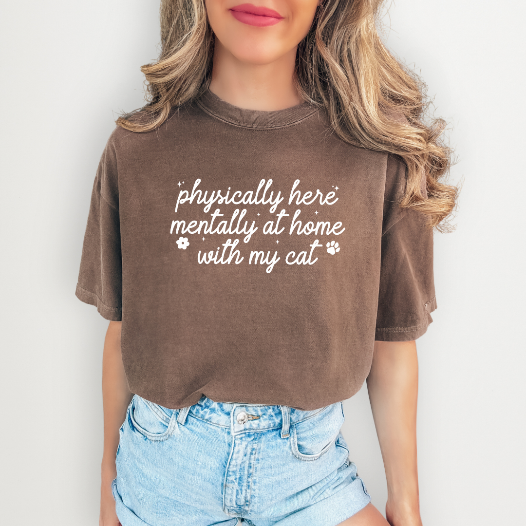 Camiseta «Físicamente aquí, mentalmente en casa con mi gato»