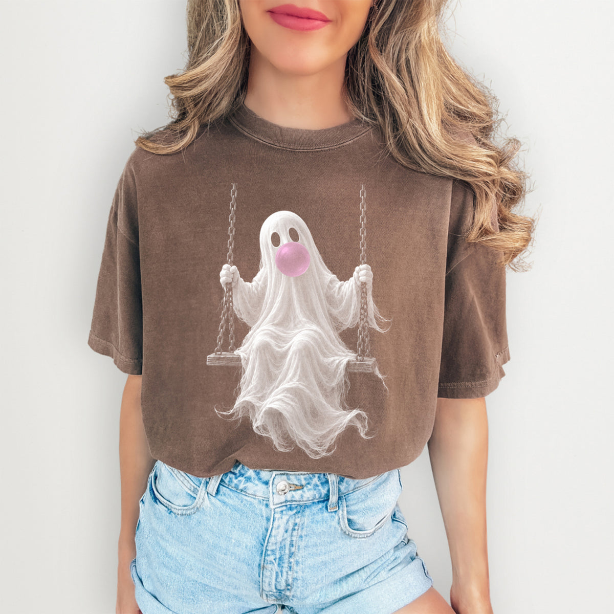 T-shirt graphique avec un adorable fantôme rose bonbon sur une balançoire – T-shirt automnal et spooky
