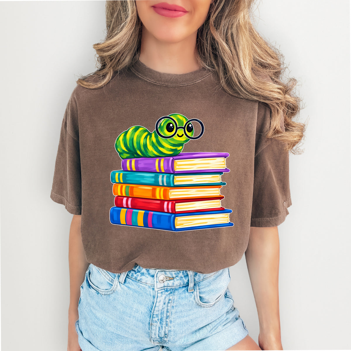 Oruga ratón de biblioteca caprichosa sobre una pila de libros, top gráfico