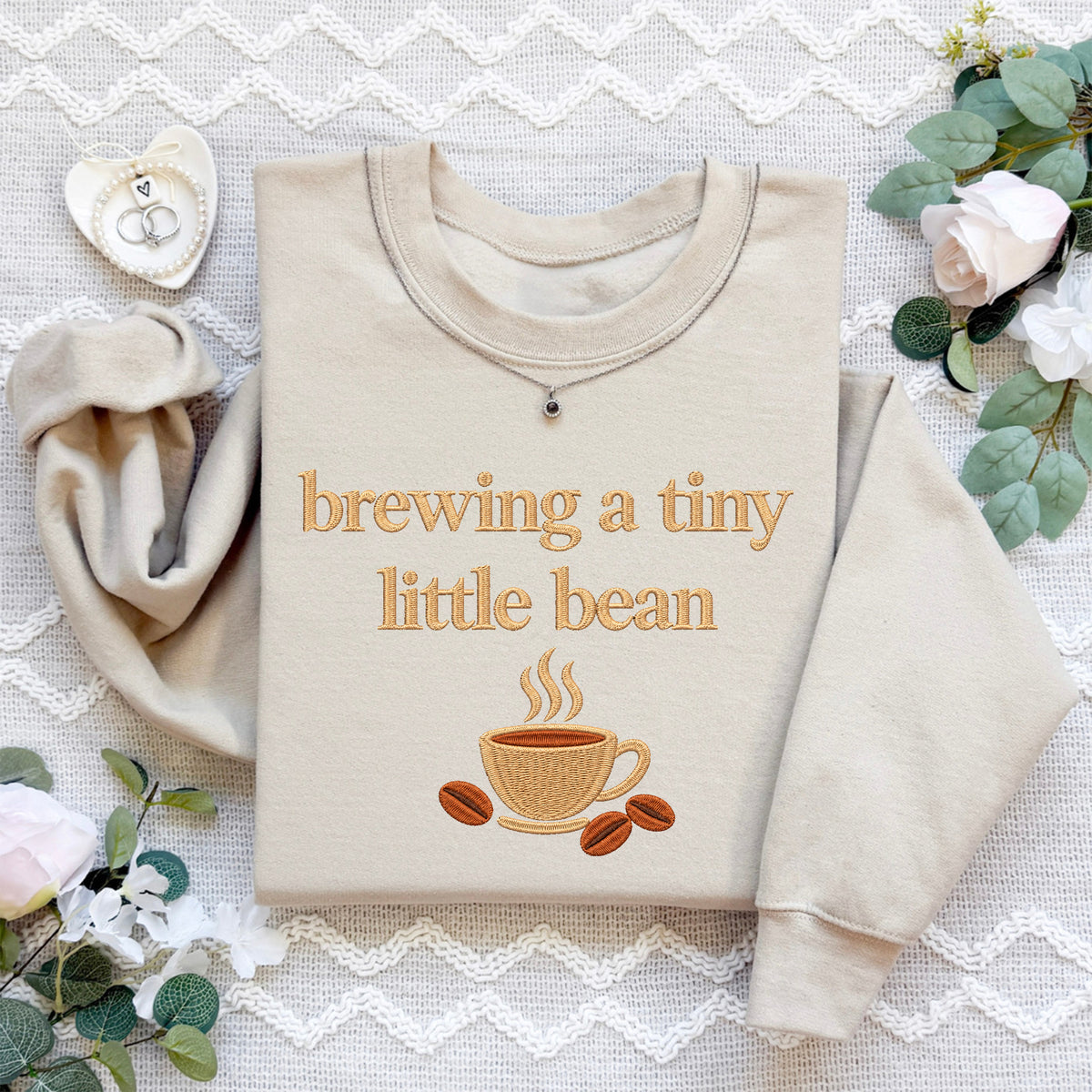 Sweatshirt mit gestickter kleiner Bohne beim Brauen