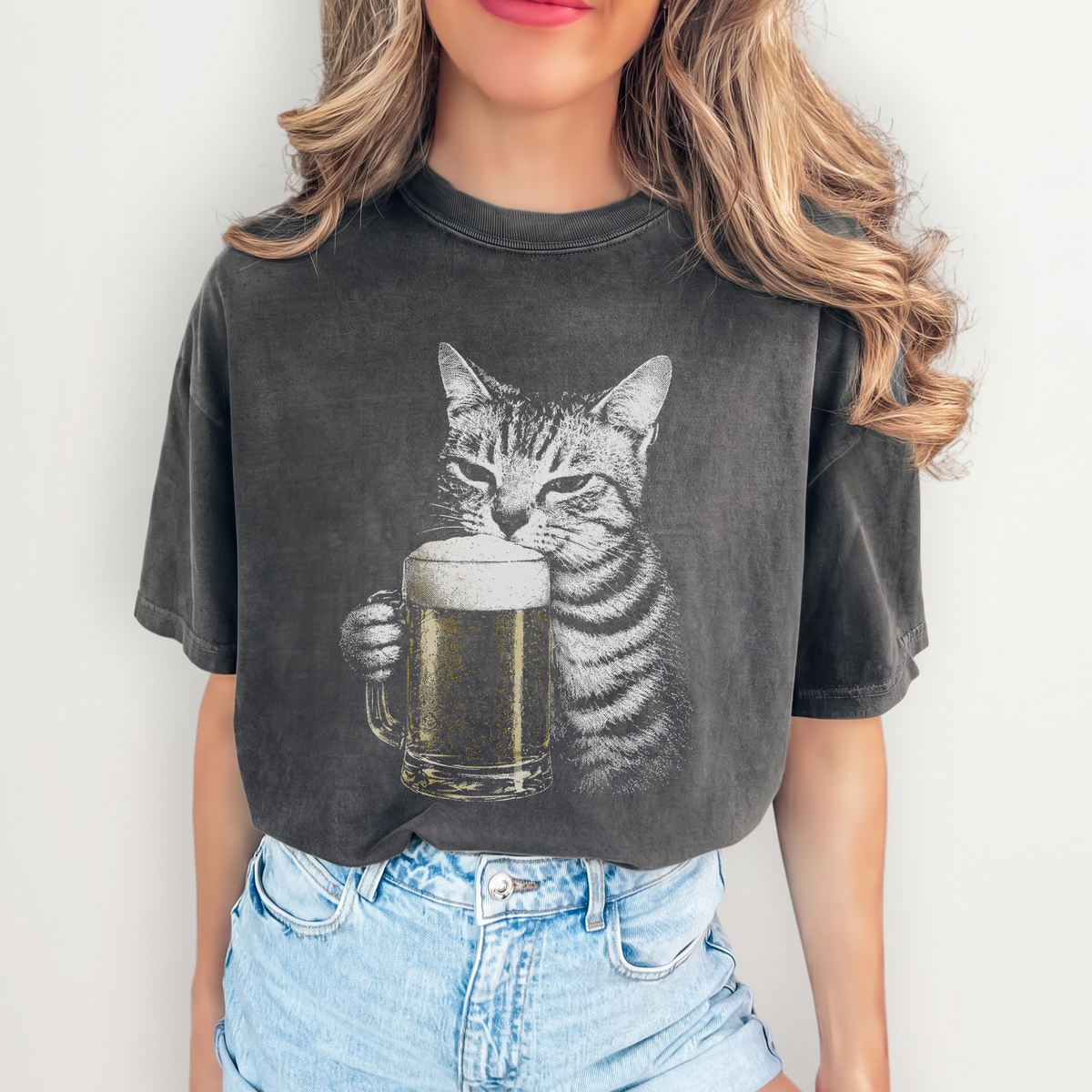 Camiseta estampada de un gato bebiendo cerveza - Top divertido de humor sobre mascotas y gatos atigrados