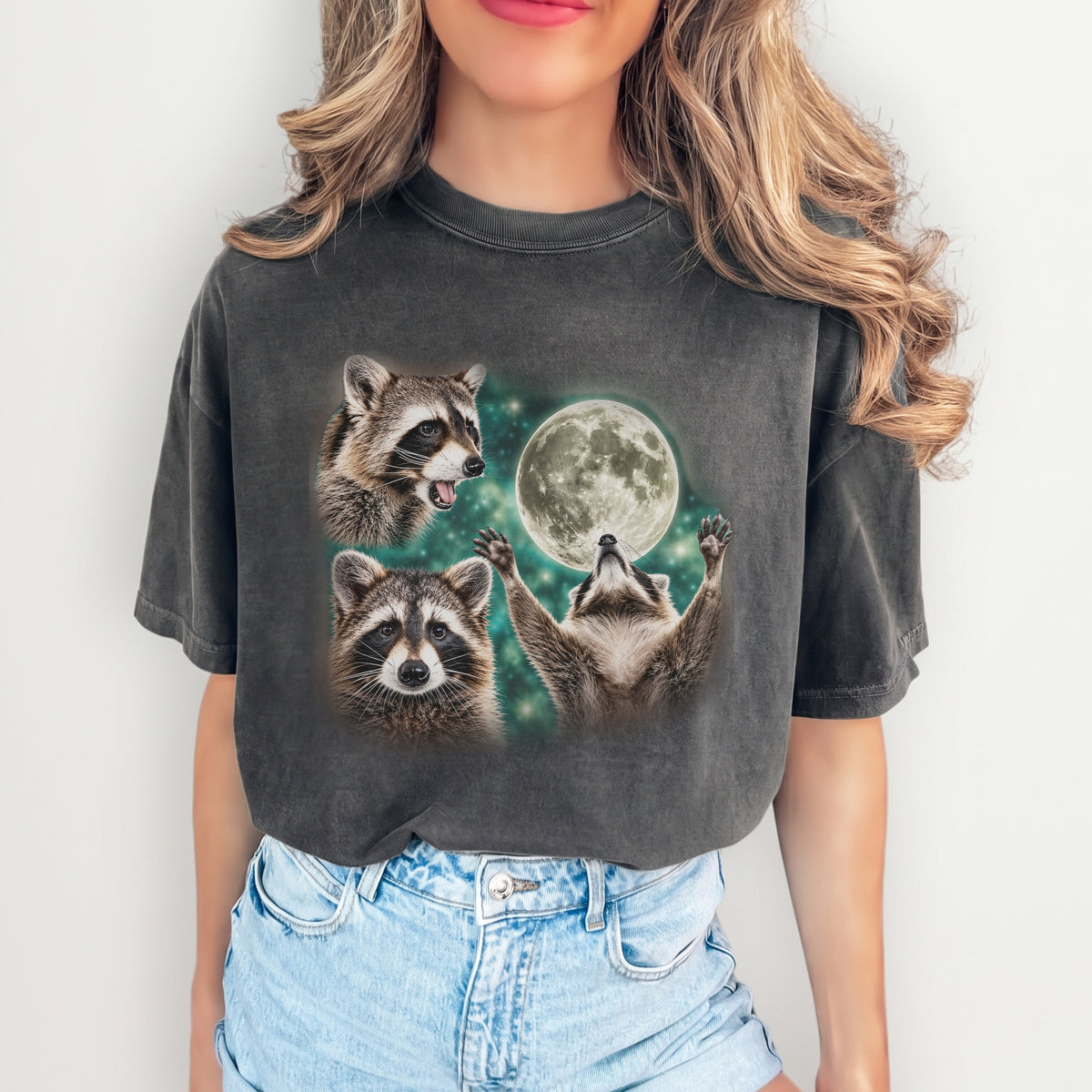 Camiseta gráfica retro de parodia de «pandas de la basura» con cuello redondo – «Tres mapaches y la luna»